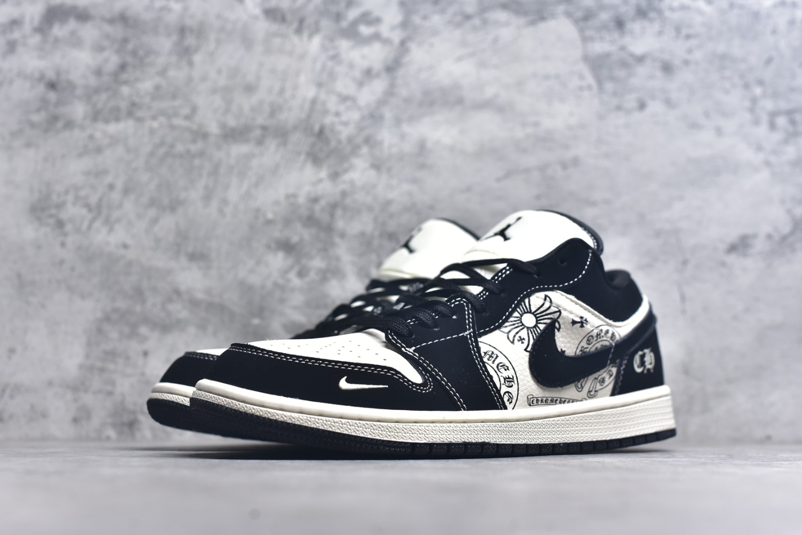 图片[2]-#海外爆款限量发售！Nike Jordan Air Jordan 1 “克罗心联名——米黑马克线” 高端定制 乔丹低帮休闲板鞋 大厂纯原品质出货 纯正版型 定制鞋盒 皮料切割干净无任何毛边 细节完美 超高清洁度 货号：QJ2025-003 尺码：36 36.5 37.5 38 38.5 39 40 40.5 41 42 42.5 43 44 44.5 45-选品中心