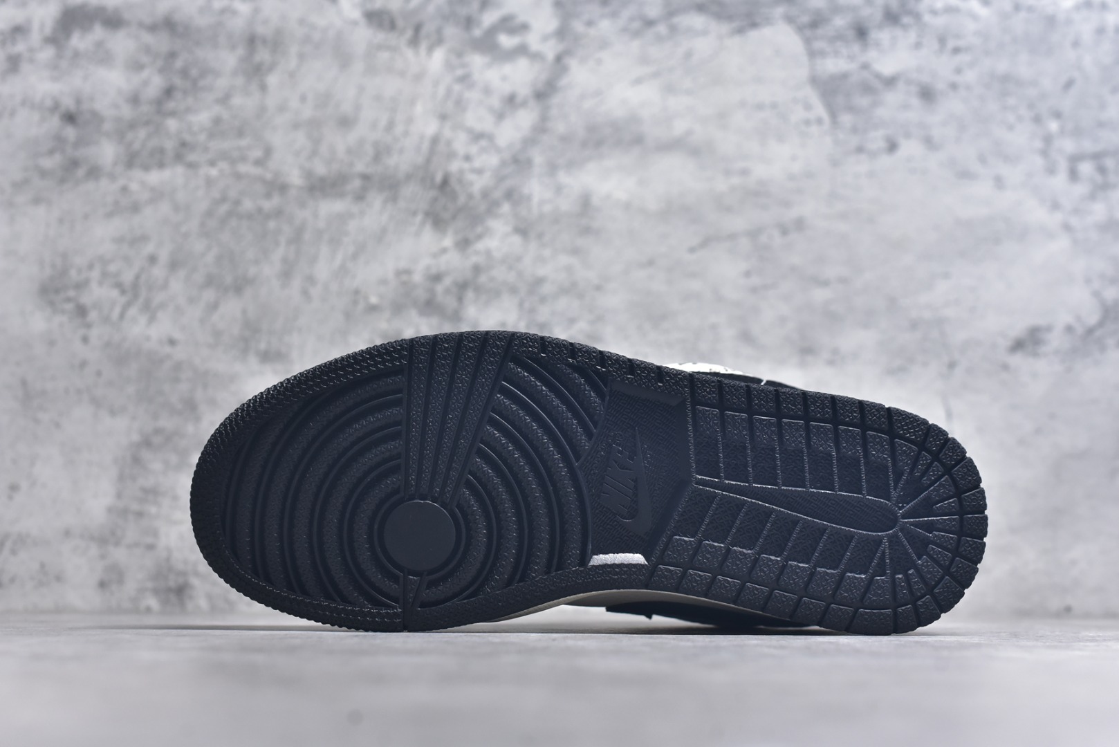 图片[6]-#海外爆款限量发售！Nike Jordan Air Jordan 1 “克罗心联名——米黑马克线” 高端定制 乔丹低帮休闲板鞋 大厂纯原品质出货 纯正版型 定制鞋盒 皮料切割干净无任何毛边 细节完美 超高清洁度 货号：QJ2025-003 尺码：36 36.5 37.5 38 38.5 39 40 40.5 41 42 42.5 43 44 44.5 45-选品中心