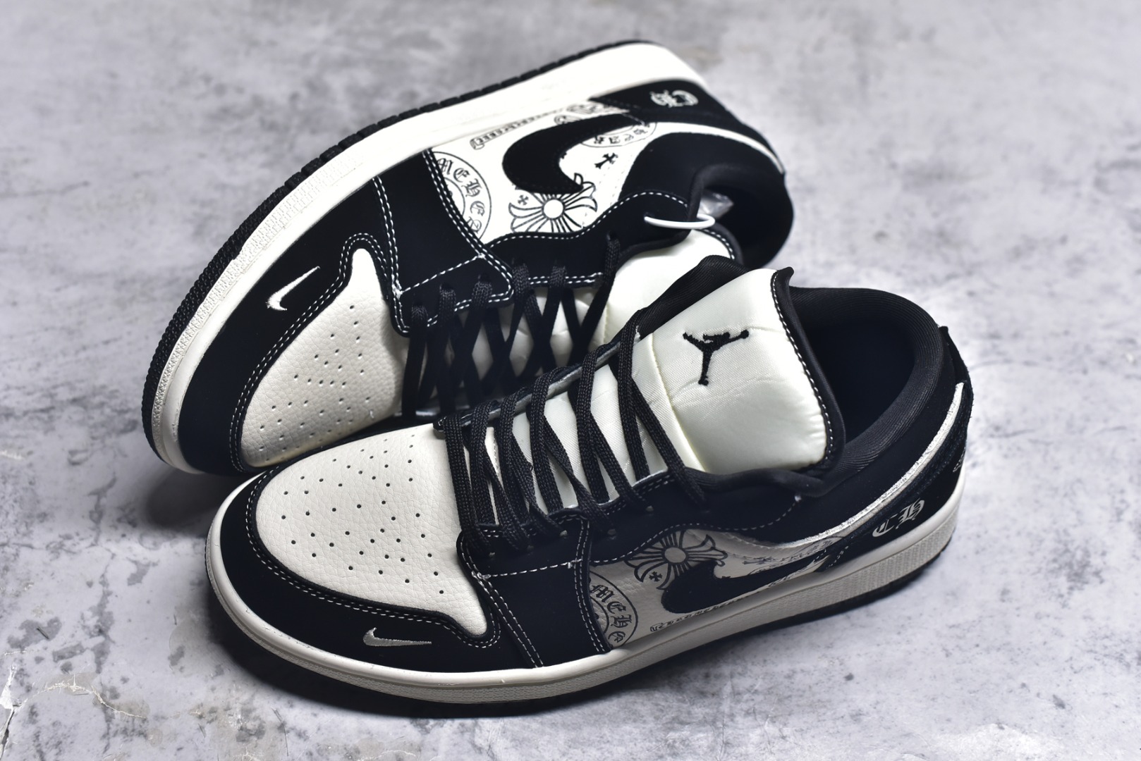 图片[7]-#海外爆款限量发售！Nike Jordan Air Jordan 1 “克罗心联名——米黑马克线” 高端定制 乔丹低帮休闲板鞋 大厂纯原品质出货 纯正版型 定制鞋盒 皮料切割干净无任何毛边 细节完美 超高清洁度 货号：QJ2025-003 尺码：36 36.5 37.5 38 38.5 39 40 40.5 41 42 42.5 43 44 44.5 45-选品中心