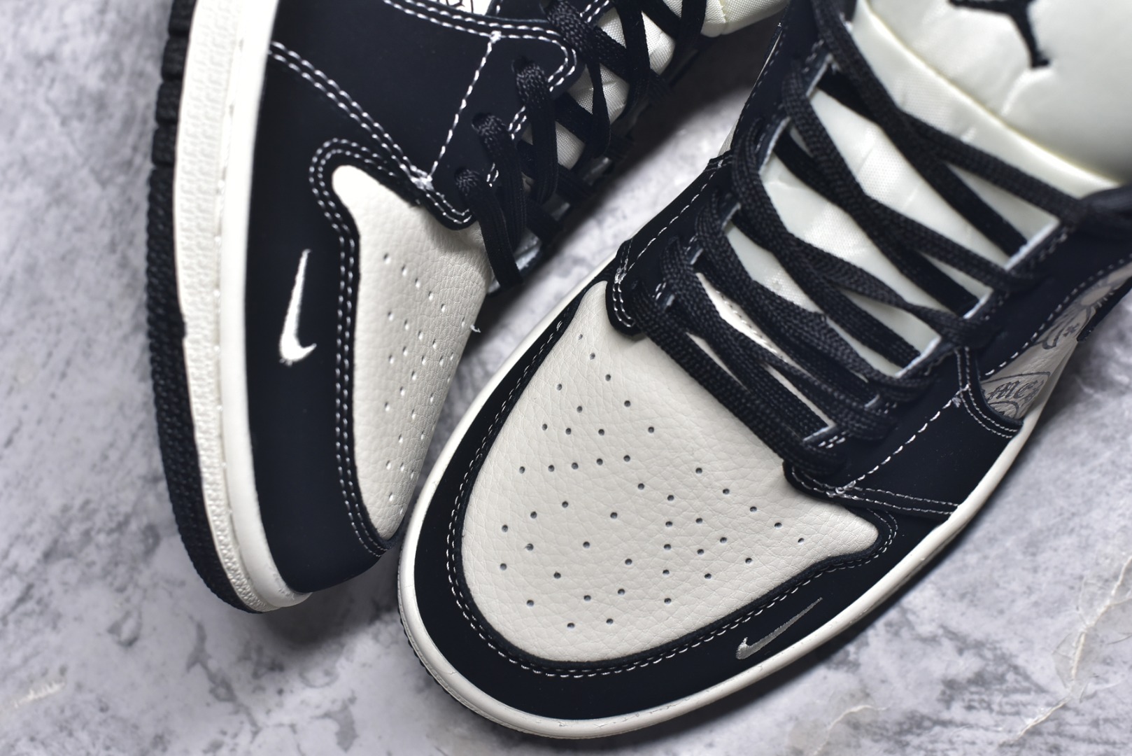 图片[8]-#海外爆款限量发售！Nike Jordan Air Jordan 1 “克罗心联名——米黑马克线” 高端定制 乔丹低帮休闲板鞋 大厂纯原品质出货 纯正版型 定制鞋盒 皮料切割干净无任何毛边 细节完美 超高清洁度 货号：QJ2025-003 尺码：36 36.5 37.5 38 38.5 39 40 40.5 41 42 42.5 43 44 44.5 45-选品中心