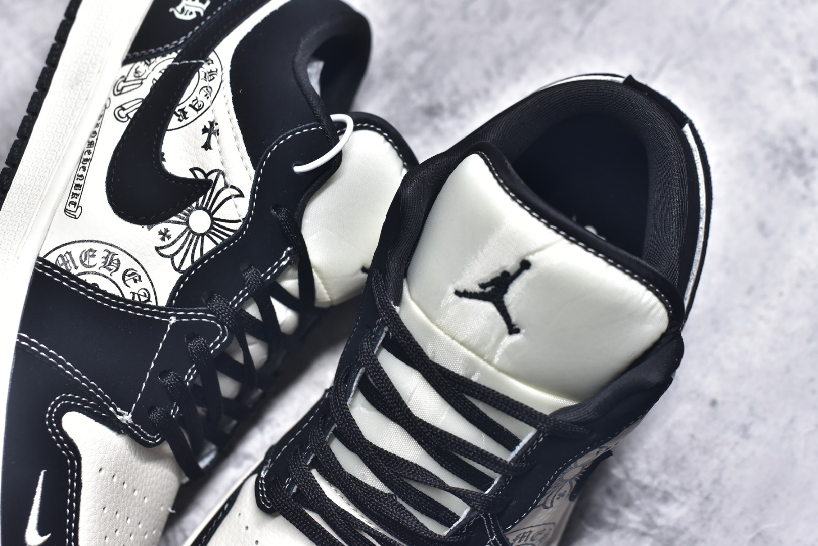 图片[9]-#海外爆款限量发售！Nike Jordan Air Jordan 1 “克罗心联名——米黑马克线” 高端定制 乔丹低帮休闲板鞋 大厂纯原品质出货 纯正版型 定制鞋盒 皮料切割干净无任何毛边 细节完美 超高清洁度 货号：QJ2025-003 尺码：36 36.5 37.5 38 38.5 39 40 40.5 41 42 42.5 43 44 44.5 45-选品中心