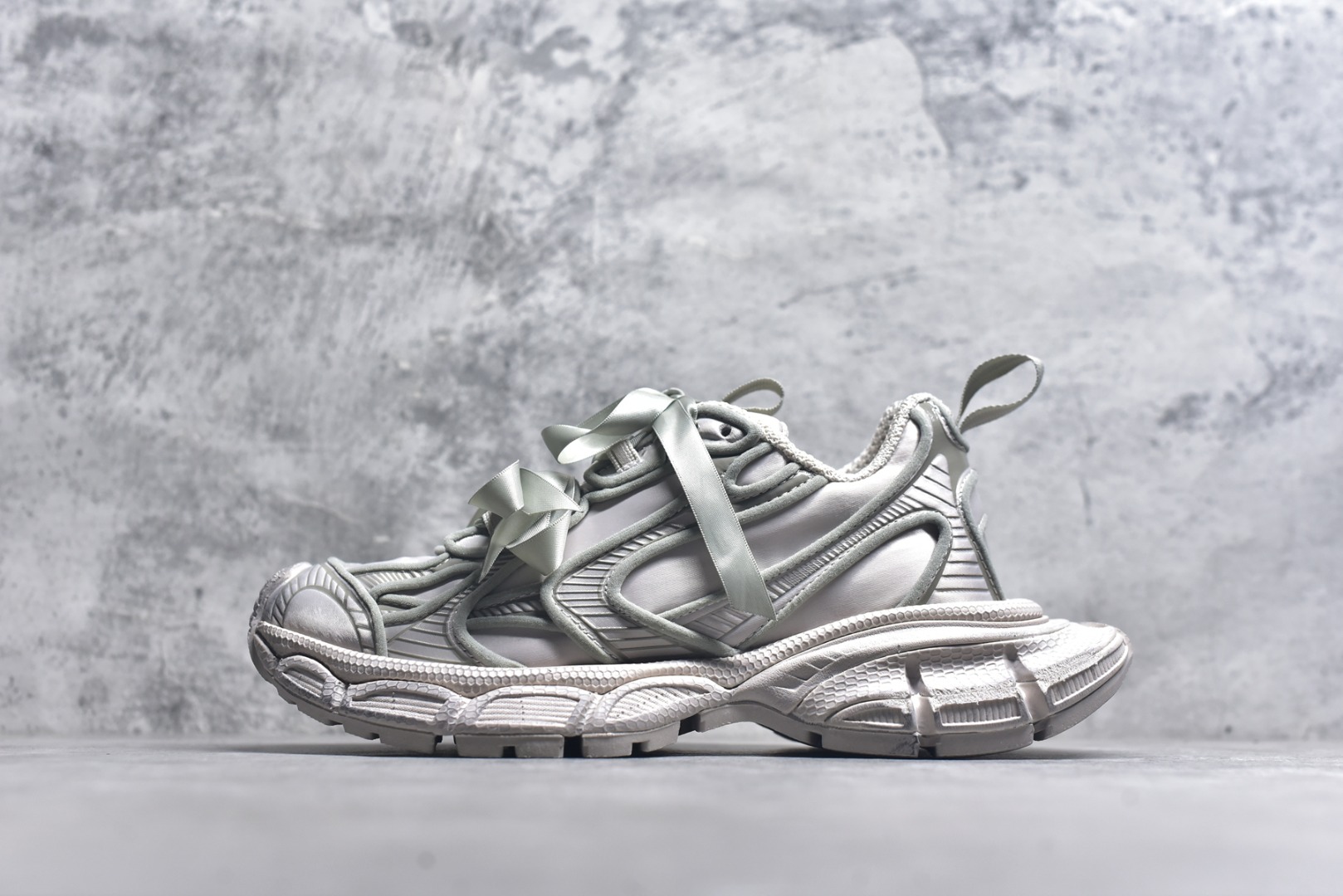 #BALENCIAGA 3XL DENIM 系列巴黎世家10代 折边蝴蝶结 低帮复古阔型底姥爹风潮流百搭休闲慢跑鞋#男女鞋配件防尘袋#全部采用原档案原楦数据开发#1：1比例克重(原鞋一致轻度做旧效果!!)#原装EVA环保去臭环型鞋垫#全新开发5层私模,搭载轻量发泡EVA缓震中底,组合防滑橡胶大底❗法国高端奢侈品牌货号：734731 W3XSB 9200尺码：35-46-选品中心