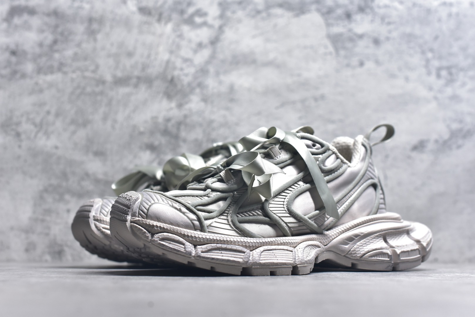 图片[2]-#BALENCIAGA 3XL DENIM 系列巴黎世家10代 折边蝴蝶结 低帮复古阔型底姥爹风潮流百搭休闲慢跑鞋#男女鞋配件防尘袋#全部采用原档案原楦数据开发#1：1比例克重(原鞋一致轻度做旧效果!!)#原装EVA环保去臭环型鞋垫#全新开发5层私模,搭载轻量发泡EVA缓震中底,组合防滑橡胶大底❗法国高端奢侈品牌货号：734731 W3XSB 9200尺码：35-46-选品中心