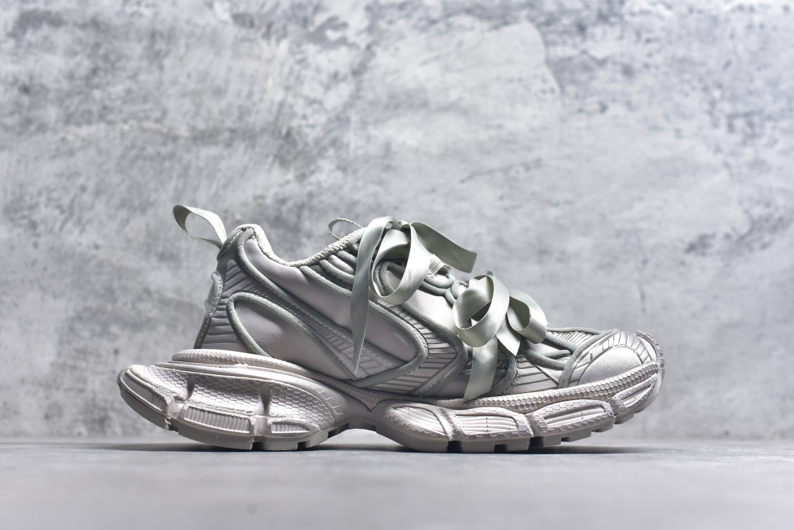 图片[3]-#BALENCIAGA 3XL DENIM 系列巴黎世家10代 折边蝴蝶结 低帮复古阔型底姥爹风潮流百搭休闲慢跑鞋#男女鞋配件防尘袋#全部采用原档案原楦数据开发#1：1比例克重(原鞋一致轻度做旧效果!!)#原装EVA环保去臭环型鞋垫#全新开发5层私模,搭载轻量发泡EVA缓震中底,组合防滑橡胶大底❗法国高端奢侈品牌货号：734731 W3XSB 9200尺码：35-46-选品中心