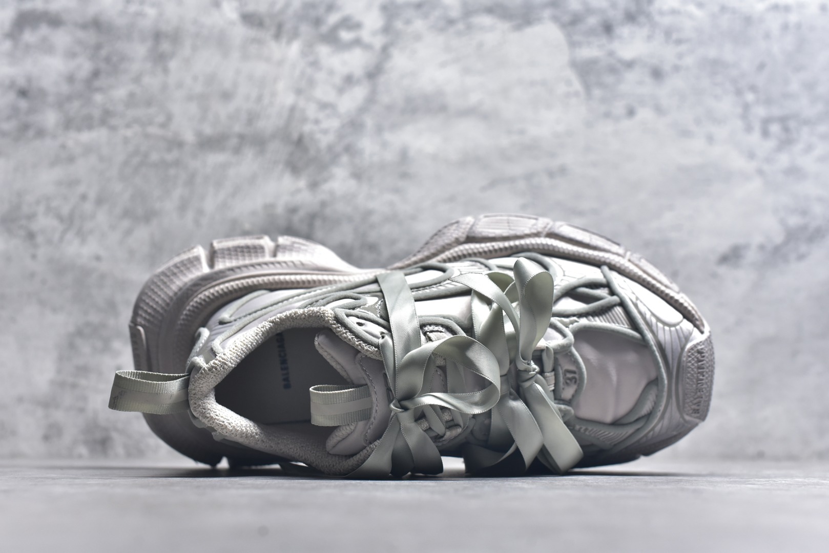 图片[4]-#BALENCIAGA 3XL DENIM 系列巴黎世家10代 折边蝴蝶结 低帮复古阔型底姥爹风潮流百搭休闲慢跑鞋#男女鞋配件防尘袋#全部采用原档案原楦数据开发#1：1比例克重(原鞋一致轻度做旧效果!!)#原装EVA环保去臭环型鞋垫#全新开发5层私模,搭载轻量发泡EVA缓震中底,组合防滑橡胶大底❗法国高端奢侈品牌货号：734731 W3XSB 9200尺码：35-46-选品中心