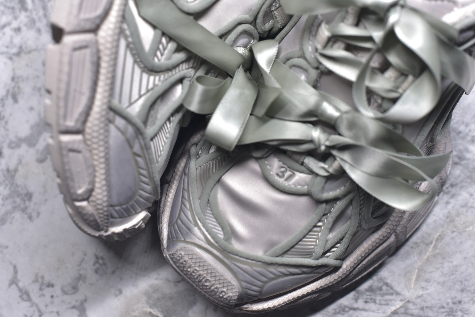 图片[8]-#BALENCIAGA 3XL DENIM 系列巴黎世家10代 折边蝴蝶结 低帮复古阔型底姥爹风潮流百搭休闲慢跑鞋#男女鞋配件防尘袋#全部采用原档案原楦数据开发#1：1比例克重(原鞋一致轻度做旧效果!!)#原装EVA环保去臭环型鞋垫#全新开发5层私模,搭载轻量发泡EVA缓震中底,组合防滑橡胶大底❗法国高端奢侈品牌货号：734731 W3XSB 9200尺码：35-46-选品中心