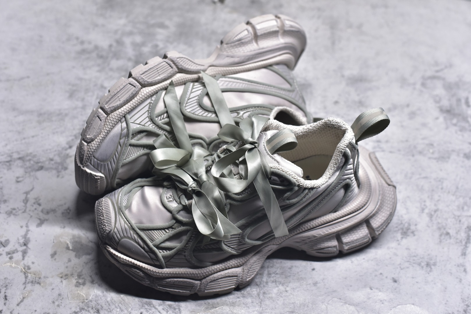 图片[7]-#BALENCIAGA 3XL DENIM 系列巴黎世家10代 折边蝴蝶结 低帮复古阔型底姥爹风潮流百搭休闲慢跑鞋#男女鞋配件防尘袋#全部采用原档案原楦数据开发#1：1比例克重(原鞋一致轻度做旧效果!!)#原装EVA环保去臭环型鞋垫#全新开发5层私模,搭载轻量发泡EVA缓震中底,组合防滑橡胶大底❗法国高端奢侈品牌货号：734731 W3XSB 9200尺码：35-46-选品中心