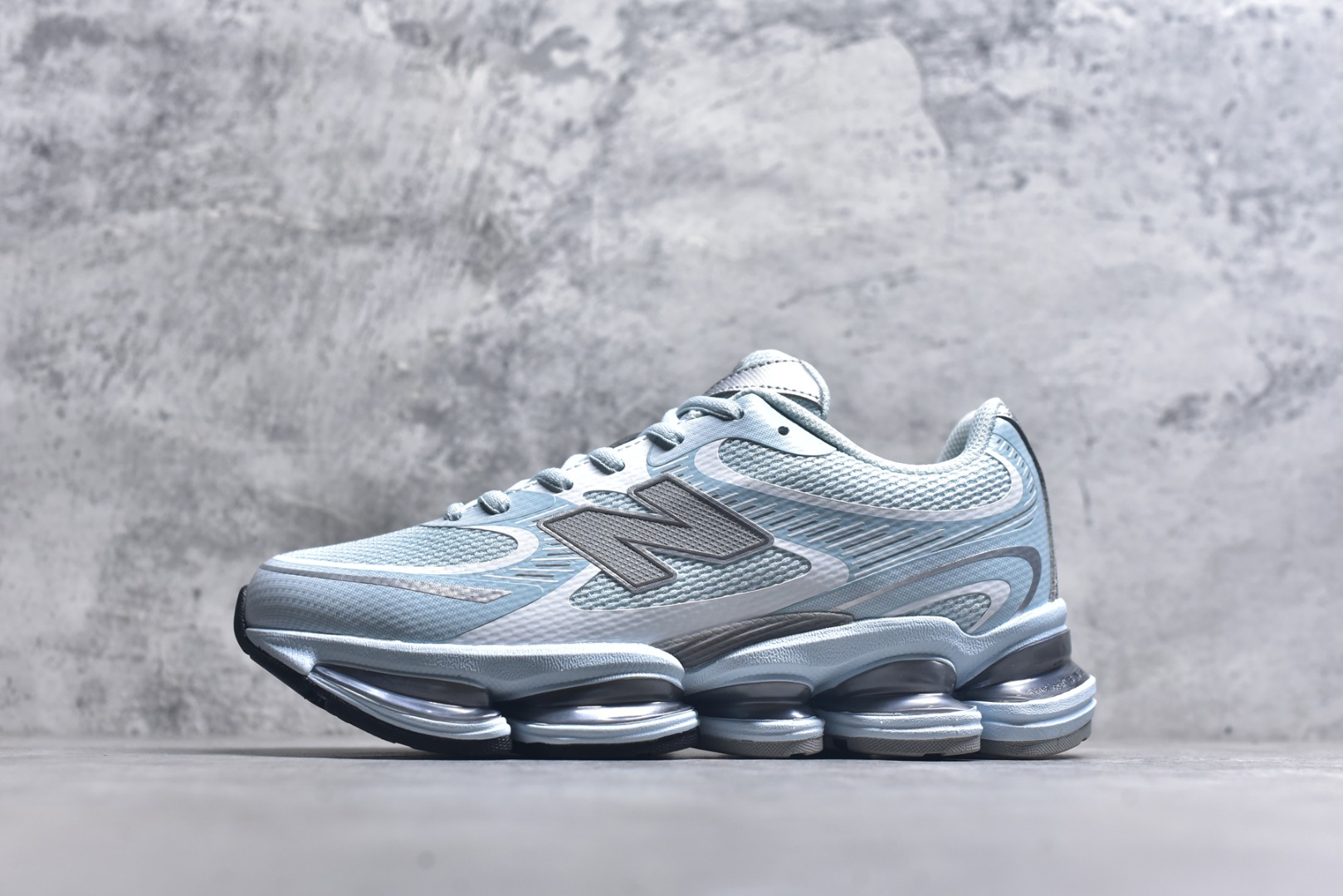 #New Balance 新百伦 NB2000 网面休闲鞋 U2000ETC NB官方重磅新品 一款融合复古设计与现代科技的跑鞋，以其经典的造型和舒适脚感，成为2025年复古潮流爱好的推荐单品。 极具视觉冲击力的5根ABZORB单元，以及无缝鞋面的设计，加上3M反光材质的装饰，比之前推出的9060系列更夸张，更具未来感。 尺码：36-46.5-选品中心