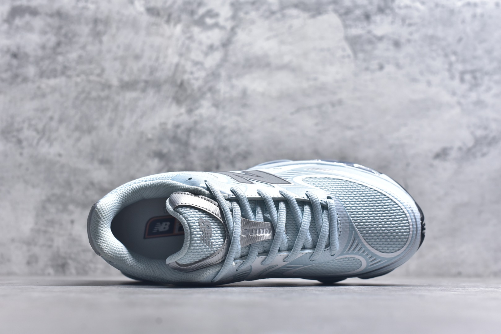 图片[4]-#New Balance 新百伦 NB2000 网面休闲鞋 U2000ETC NB官方重磅新品 一款融合复古设计与现代科技的跑鞋，以其经典的造型和舒适脚感，成为2025年复古潮流爱好的推荐单品。 极具视觉冲击力的5根ABZORB单元，以及无缝鞋面的设计，加上3M反光材质的装饰，比之前推出的9060系列更夸张，更具未来感。 尺码：36-46.5-选品中心