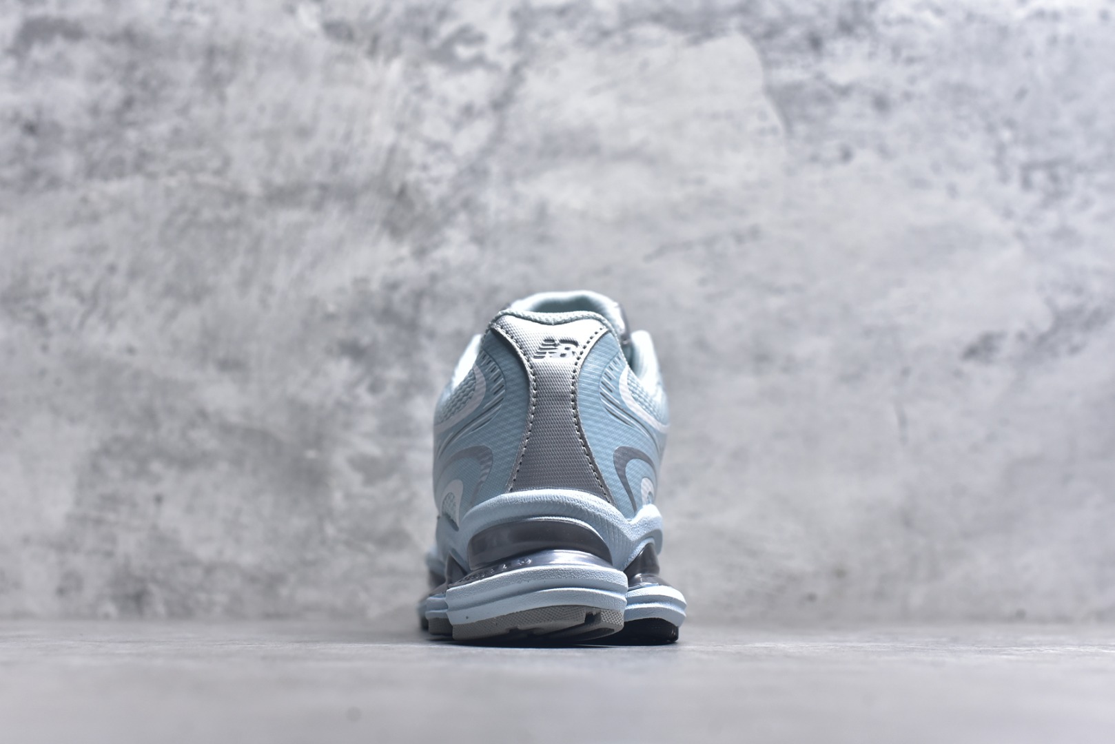 图片[5]-#New Balance 新百伦 NB2000 网面休闲鞋 U2000ETC NB官方重磅新品 一款融合复古设计与现代科技的跑鞋，以其经典的造型和舒适脚感，成为2025年复古潮流爱好的推荐单品。 极具视觉冲击力的5根ABZORB单元，以及无缝鞋面的设计，加上3M反光材质的装饰，比之前推出的9060系列更夸张，更具未来感。 尺码：36-46.5-选品中心