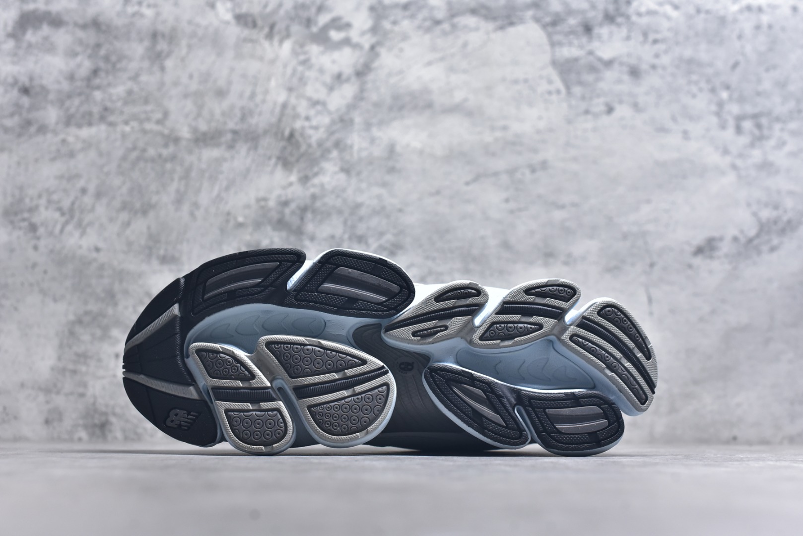 图片[6]-#New Balance 新百伦 NB2000 网面休闲鞋 U2000ETC NB官方重磅新品 一款融合复古设计与现代科技的跑鞋，以其经典的造型和舒适脚感，成为2025年复古潮流爱好的推荐单品。 极具视觉冲击力的5根ABZORB单元，以及无缝鞋面的设计，加上3M反光材质的装饰，比之前推出的9060系列更夸张，更具未来感。 尺码：36-46.5-选品中心