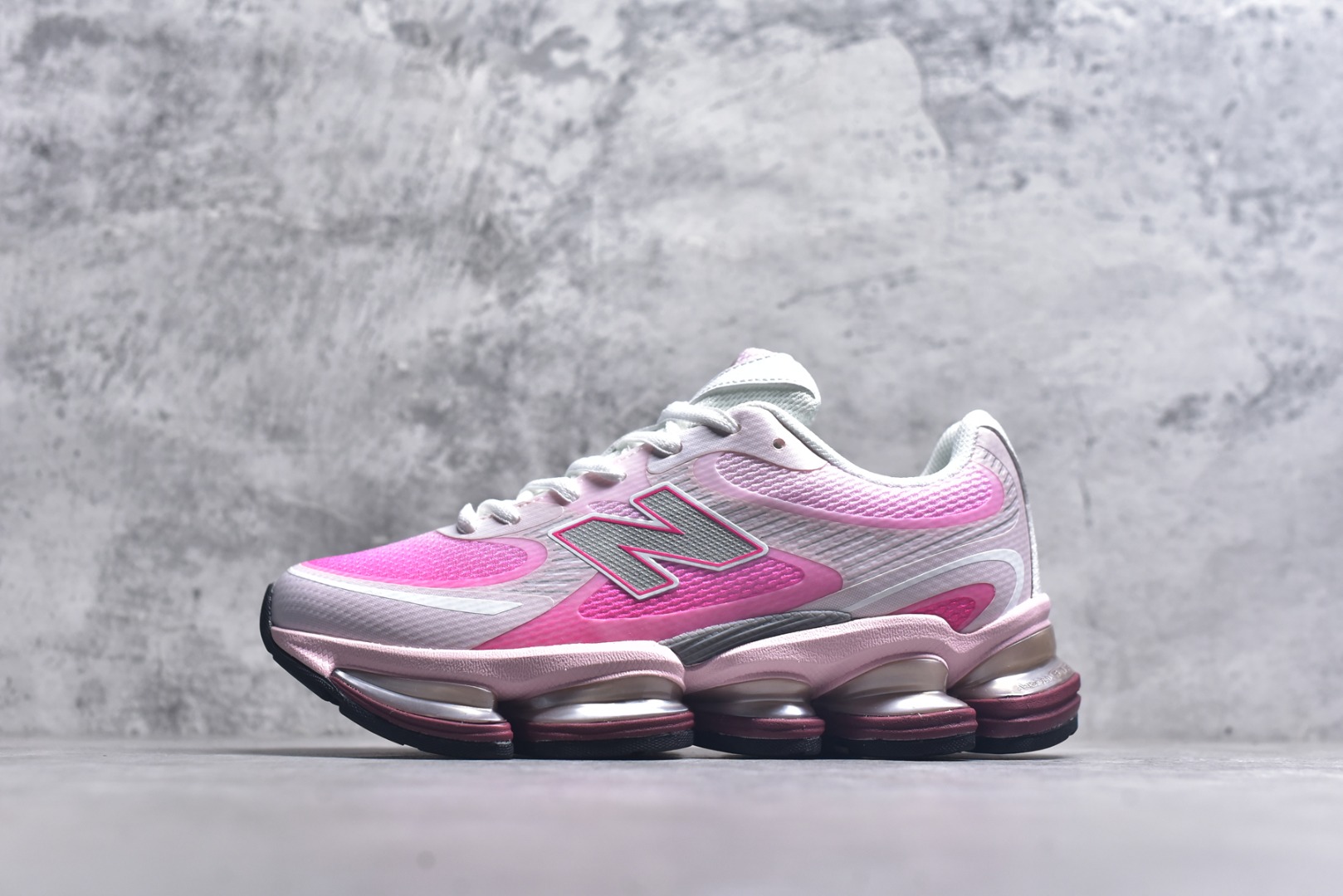 #New Balance 新百伦 NB2000 网面休闲鞋 U2000PBC NB官方重磅新品 一款融合复古设计与现代科技的跑鞋，以其经典的造型和舒适脚感，成为2025年复古潮流爱好的推荐单品。 极具视觉冲击力的5根ABZORB单元，以及无缝鞋面的设计，加上3M反光材质的装饰，比之前推出的9060系列更夸张，更具未来感。 尺码：36-46.5-选品中心