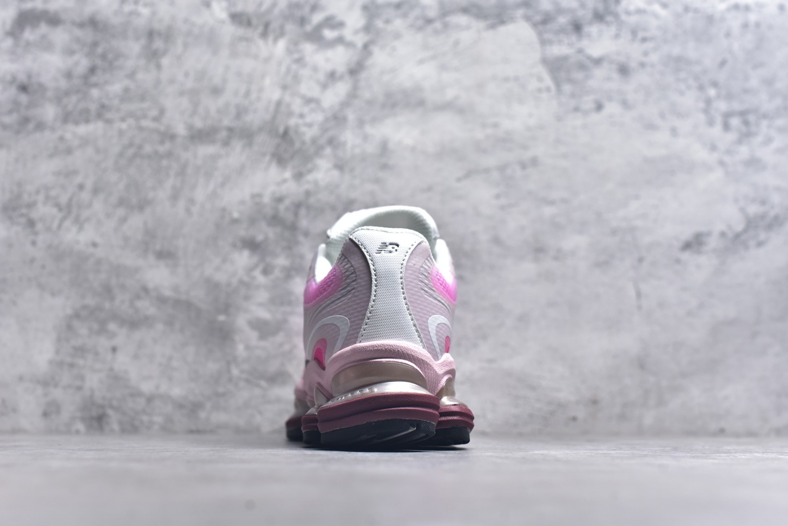 图片[5]-#New Balance 新百伦 NB2000 网面休闲鞋 U2000PBC NB官方重磅新品 一款融合复古设计与现代科技的跑鞋，以其经典的造型和舒适脚感，成为2025年复古潮流爱好的推荐单品。 极具视觉冲击力的5根ABZORB单元，以及无缝鞋面的设计，加上3M反光材质的装饰，比之前推出的9060系列更夸张，更具未来感。 尺码：36-46.5-选品中心