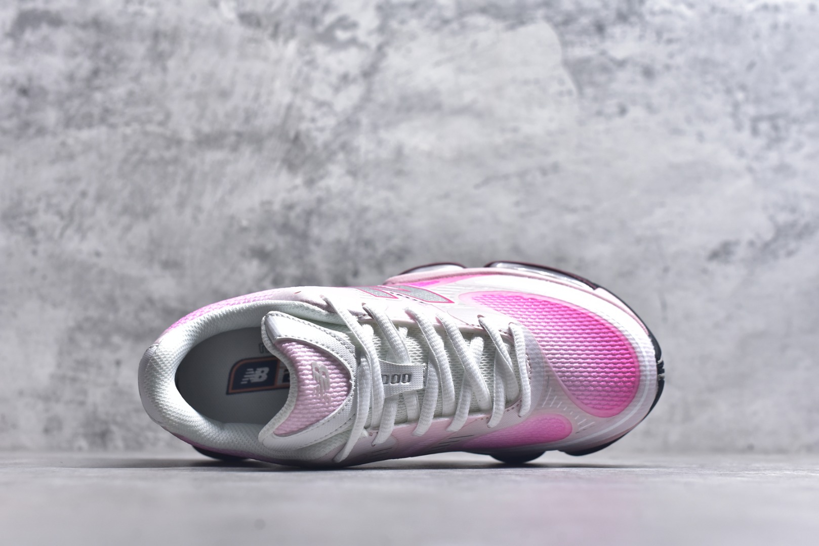 图片[4]-#New Balance 新百伦 NB2000 网面休闲鞋 U2000PBC NB官方重磅新品 一款融合复古设计与现代科技的跑鞋，以其经典的造型和舒适脚感，成为2025年复古潮流爱好的推荐单品。 极具视觉冲击力的5根ABZORB单元，以及无缝鞋面的设计，加上3M反光材质的装饰，比之前推出的9060系列更夸张，更具未来感。 尺码：36-46.5-选品中心