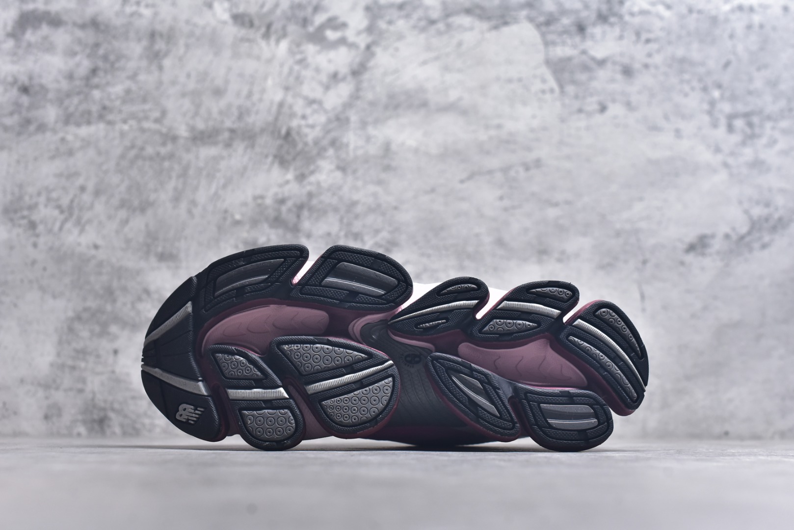 图片[6]-#New Balance 新百伦 NB2000 网面休闲鞋 U2000PBC NB官方重磅新品 一款融合复古设计与现代科技的跑鞋，以其经典的造型和舒适脚感，成为2025年复古潮流爱好的推荐单品。 极具视觉冲击力的5根ABZORB单元，以及无缝鞋面的设计，加上3M反光材质的装饰，比之前推出的9060系列更夸张，更具未来感。 尺码：36-46.5-选品中心