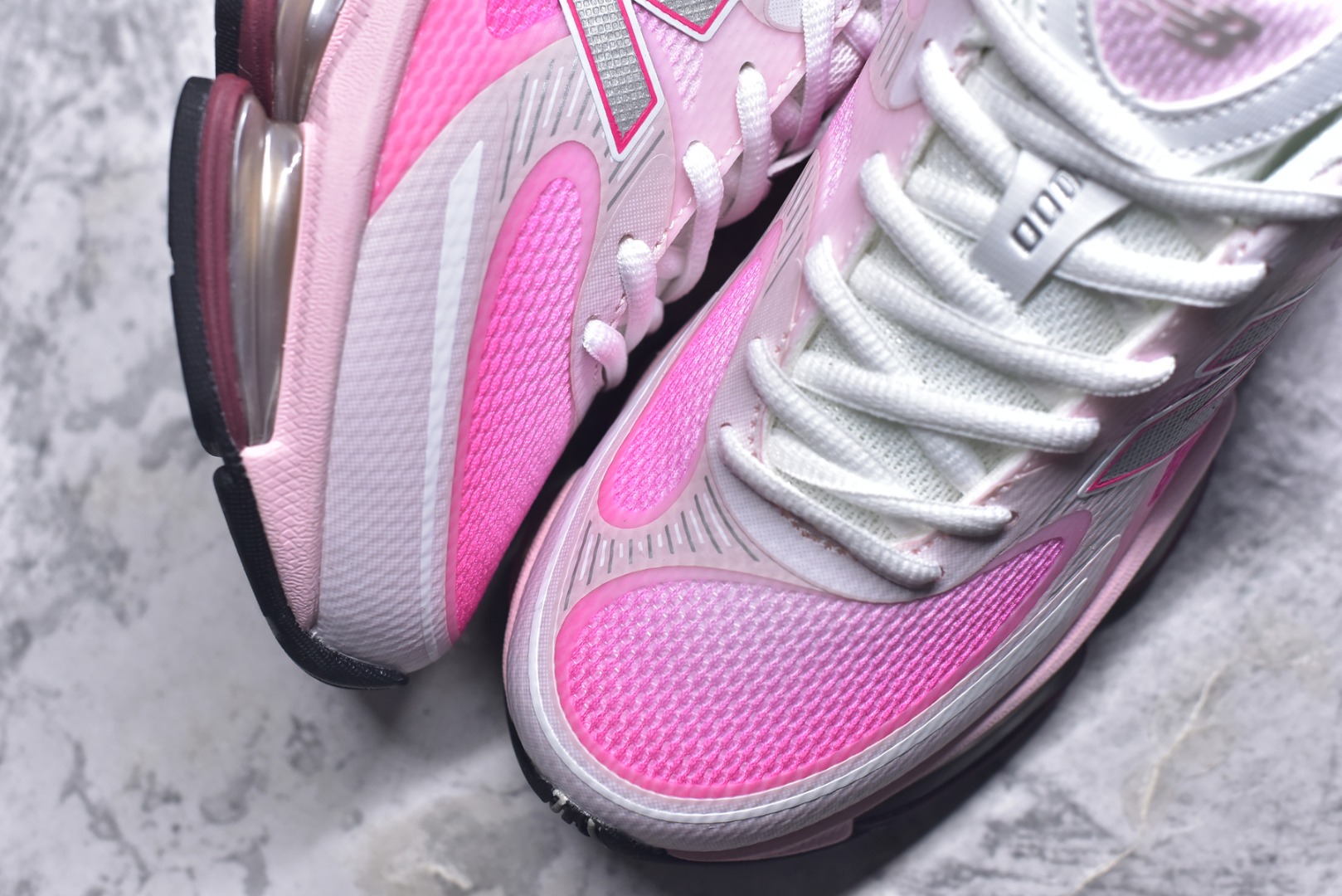 图片[8]-#New Balance 新百伦 NB2000 网面休闲鞋 U2000PBC NB官方重磅新品 一款融合复古设计与现代科技的跑鞋，以其经典的造型和舒适脚感，成为2025年复古潮流爱好的推荐单品。 极具视觉冲击力的5根ABZORB单元，以及无缝鞋面的设计，加上3M反光材质的装饰，比之前推出的9060系列更夸张，更具未来感。 尺码：36-46.5-选品中心