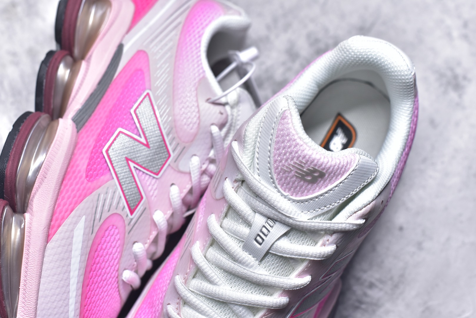 图片[9]-#New Balance 新百伦 NB2000 网面休闲鞋 U2000PBC NB官方重磅新品 一款融合复古设计与现代科技的跑鞋，以其经典的造型和舒适脚感，成为2025年复古潮流爱好的推荐单品。 极具视觉冲击力的5根ABZORB单元，以及无缝鞋面的设计，加上3M反光材质的装饰，比之前推出的9060系列更夸张，更具未来感。 尺码：36-46.5-选品中心