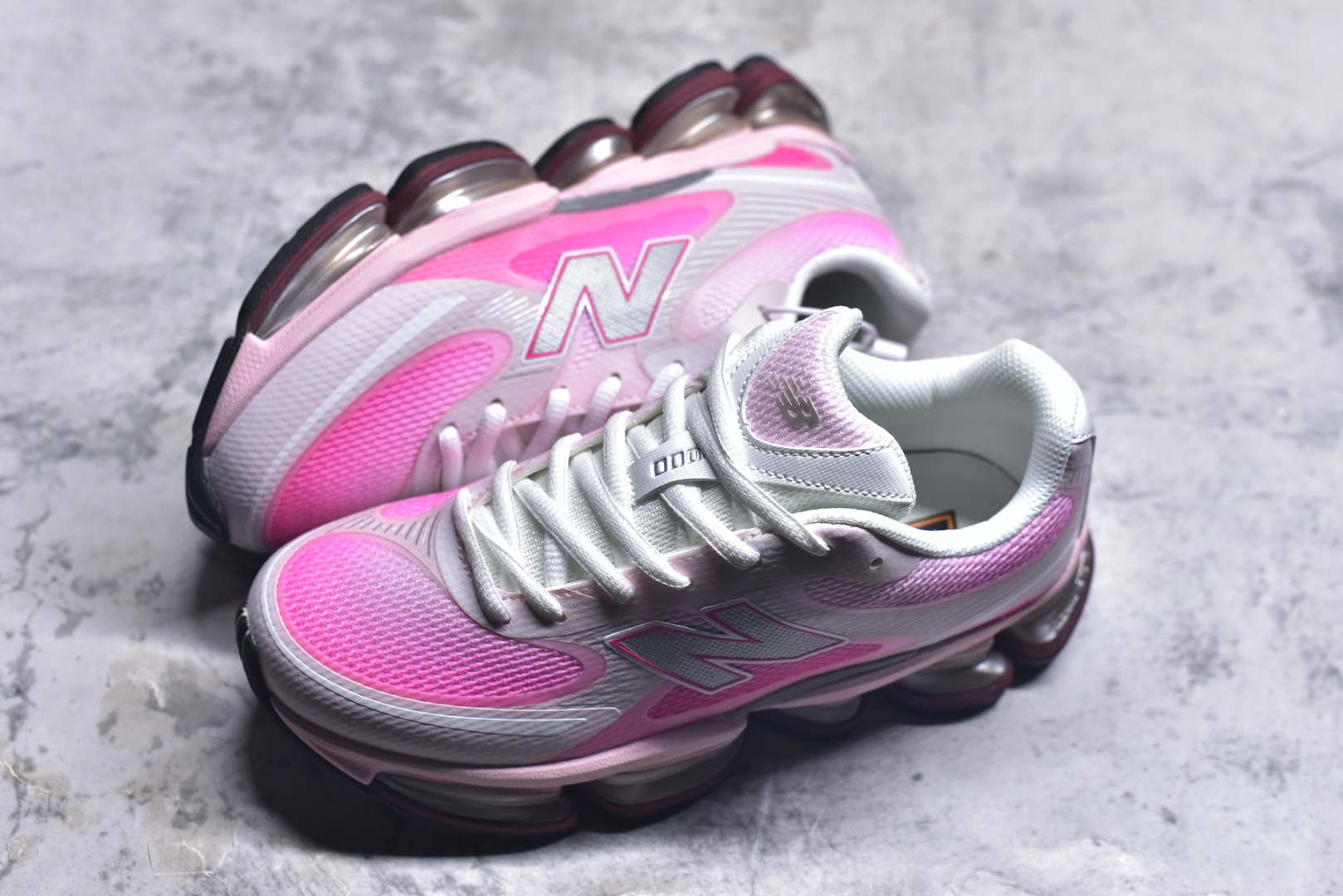 图片[7]-#New Balance 新百伦 NB2000 网面休闲鞋 U2000PBC NB官方重磅新品 一款融合复古设计与现代科技的跑鞋，以其经典的造型和舒适脚感，成为2025年复古潮流爱好的推荐单品。 极具视觉冲击力的5根ABZORB单元，以及无缝鞋面的设计，加上3M反光材质的装饰，比之前推出的9060系列更夸张，更具未来感。 尺码：36-46.5-选品中心