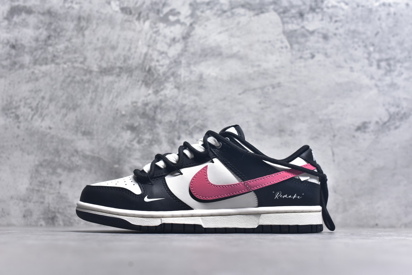 #耐克NIKE DUNK LOW 扣篮系列 复古低帮休闲运动滑板板鞋采用脚感柔软舒适ZoomAir气垫有效吸收滑板等极限运动在落地时带来的冲击力 为街头运动者们提供更好的保护 尺码：36 36.5 37.5 38 38.5 39 40 40.5 41 42 42.5 43 44 45货号：BP0518-093-选品中心