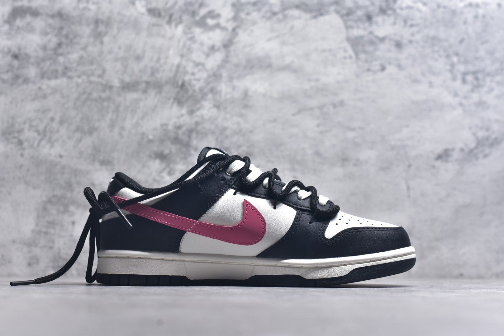 图片[3]-#耐克NIKE DUNK LOW 扣篮系列 复古低帮休闲运动滑板板鞋采用脚感柔软舒适ZoomAir气垫有效吸收滑板等极限运动在落地时带来的冲击力 为街头运动者们提供更好的保护 尺码：36 36.5 37.5 38 38.5 39 40 40.5 41 42 42.5 43 44 45货号：BP0518-093-选品中心