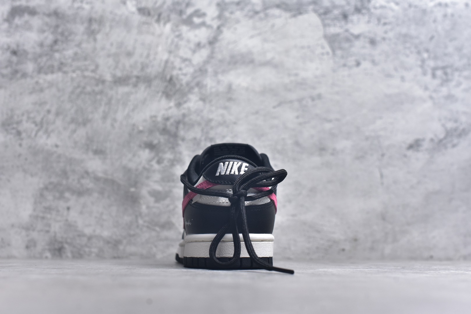 图片[5]-#耐克NIKE DUNK LOW 扣篮系列 复古低帮休闲运动滑板板鞋采用脚感柔软舒适ZoomAir气垫有效吸收滑板等极限运动在落地时带来的冲击力 为街头运动者们提供更好的保护 尺码：36 36.5 37.5 38 38.5 39 40 40.5 41 42 42.5 43 44 45货号：BP0518-093-选品中心