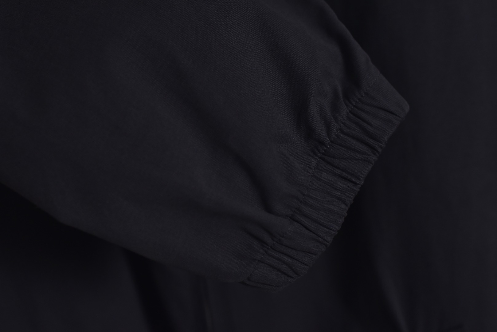 图片[5]-#Prada/普拉达 25Fw 小标灰粉夹克外套 定织高支高密的全工艺梭织面料，经纱与纬纱均采用精梳长绒棉与微量高科技聚酯纤维混纺，通过调整织机参数和纱线张力，使面料呈现出细腻、致密且硬挺的质感。其表面有极其细微的肌理感，而非普通面料的平淡光泽。这种密度确保了夹克廓形的立挺度与持久性，久穿不易变形。定染面料，“哈灵顿灰粉” 并非普通的粉灰色，而是经过多次校色实验的复合色调。在灰色的冷峻基调中，精准注入了一抹低饱和度的粉彩，形成了冷静克制与温柔浪漫的独特冲突感。染料采用进口环保染料，经过先染后整的工艺，色牢度极高，颜色渗透至纤维内核，确保了色彩的持久与均匀，杜绝了廉价面料的浮色感。“重机”JUKI专业缝纫设备。使用特定针距确保线迹均匀、牢固且美观。接缝均采用包边处理，完全看不到毛边，关键受力点均进行二次打结或强化，极大提升了耐用性。使用田岛多头电子刺绣机，以超过每分钟1000转的高速和0.1mm的精度还原，每一个字母的转角、弧线的边缘都清晰锐利，无任何锯齿感。定制辅料三标，男女同款 尺码：48 50 52-选品中心