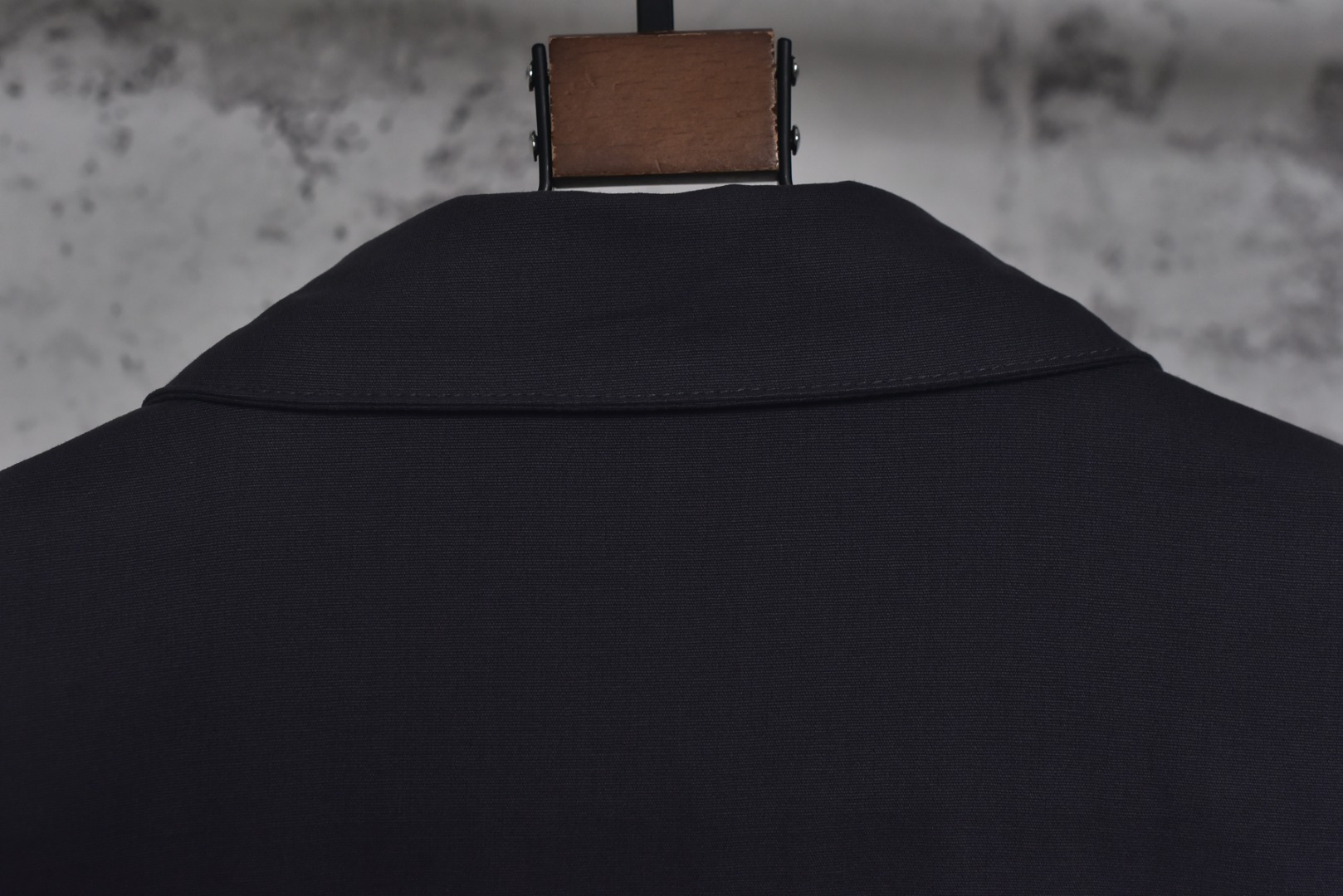 图片[8]-#Prada/普拉达 25Fw 小标灰粉夹克外套 定织高支高密的全工艺梭织面料，经纱与纬纱均采用精梳长绒棉与微量高科技聚酯纤维混纺，通过调整织机参数和纱线张力，使面料呈现出细腻、致密且硬挺的质感。其表面有极其细微的肌理感，而非普通面料的平淡光泽。这种密度确保了夹克廓形的立挺度与持久性，久穿不易变形。定染面料，“哈灵顿灰粉” 并非普通的粉灰色，而是经过多次校色实验的复合色调。在灰色的冷峻基调中，精准注入了一抹低饱和度的粉彩，形成了冷静克制与温柔浪漫的独特冲突感。染料采用进口环保染料，经过先染后整的工艺，色牢度极高，颜色渗透至纤维内核，确保了色彩的持久与均匀，杜绝了廉价面料的浮色感。“重机”JUKI专业缝纫设备。使用特定针距确保线迹均匀、牢固且美观。接缝均采用包边处理，完全看不到毛边，关键受力点均进行二次打结或强化，极大提升了耐用性。使用田岛多头电子刺绣机，以超过每分钟1000转的高速和0.1mm的精度还原，每一个字母的转角、弧线的边缘都清晰锐利，无任何锯齿感。定制辅料三标，男女同款 尺码：48 50 52-选品中心