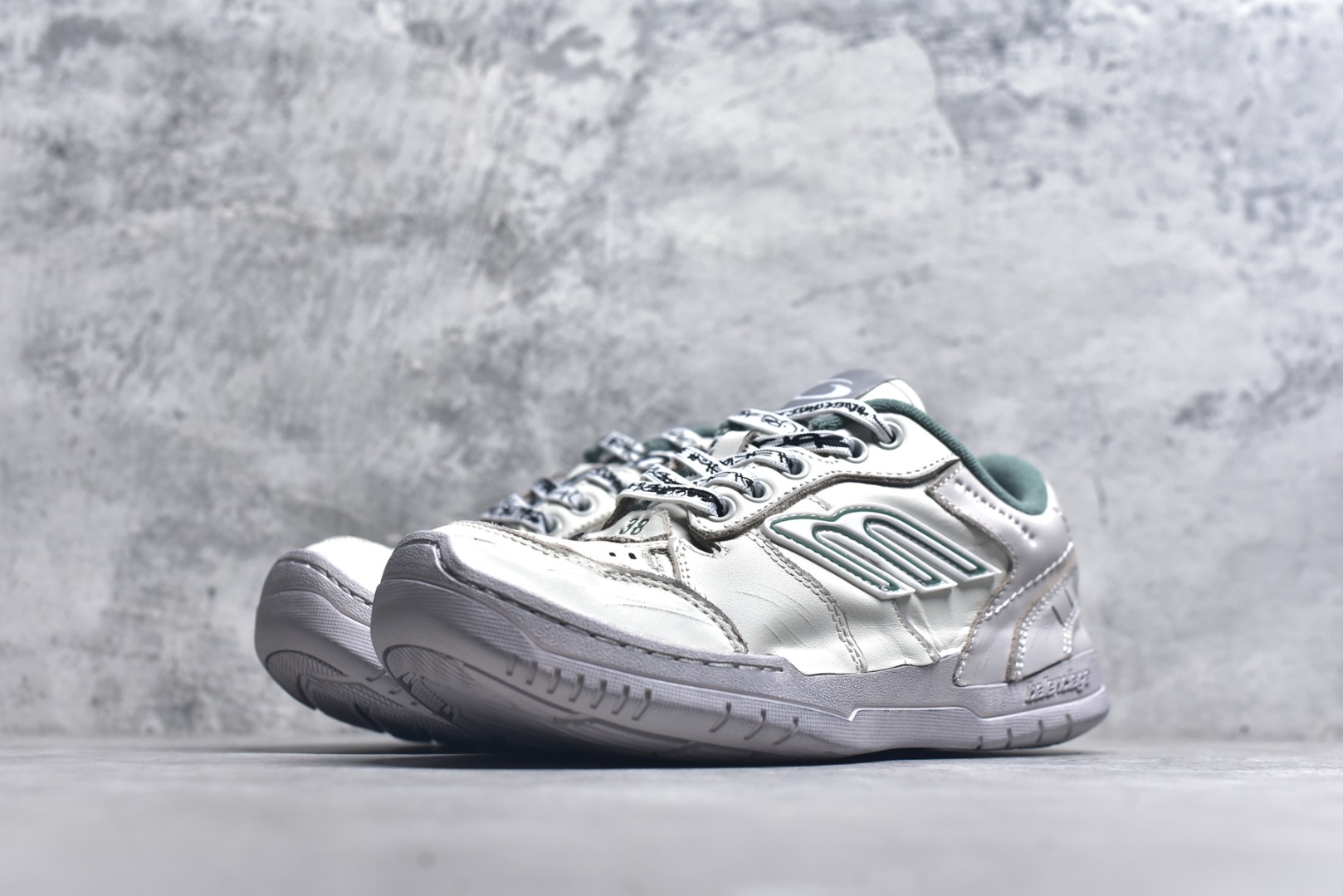 图片[2]-#Balenciaga巴黎世家18代 Hamptons Worn-Out 圆头系带舒适百搭低帮生活休闲鞋老爹鞋 全套原纸板楦头开发 最原汁原味的灵魂版型 原盒原配 正确字体电绣 男女鞋配件防尘袋及卡片全部采用原档案原楦数据开发采用环保纤维革组合网织布鞋面材质 货号：841763 WCURS 9930 尺码：35-46-选品中心