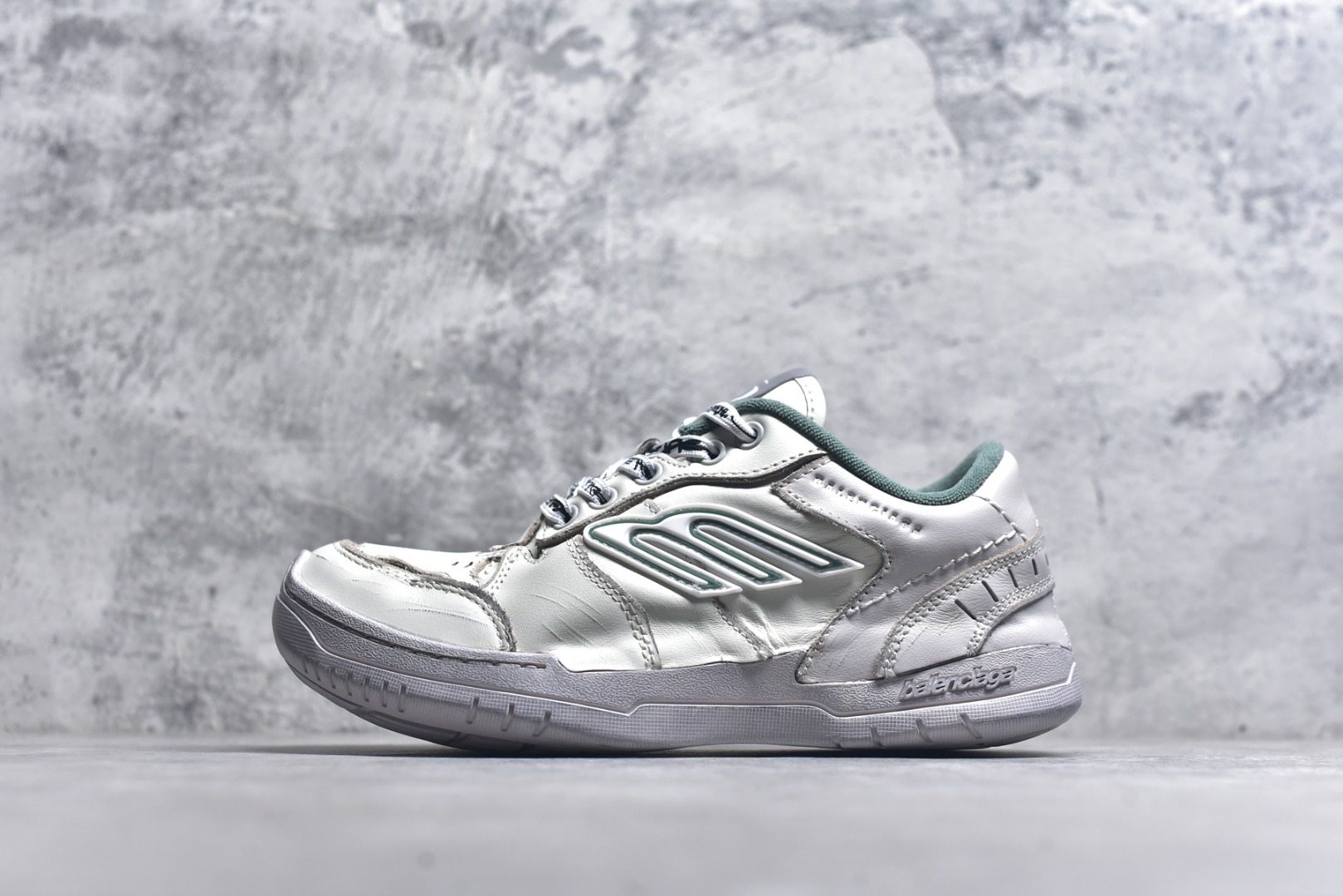 #Balenciaga巴黎世家18代 Hamptons Worn-Out 圆头系带舒适百搭低帮生活休闲鞋老爹鞋 全套原纸板楦头开发 最原汁原味的灵魂版型 原盒原配 正确字体电绣 男女鞋配件防尘袋及卡片全部采用原档案原楦数据开发采用环保纤维革组合网织布鞋面材质 货号：841763 WCURS 9930 尺码：35-46-选品中心