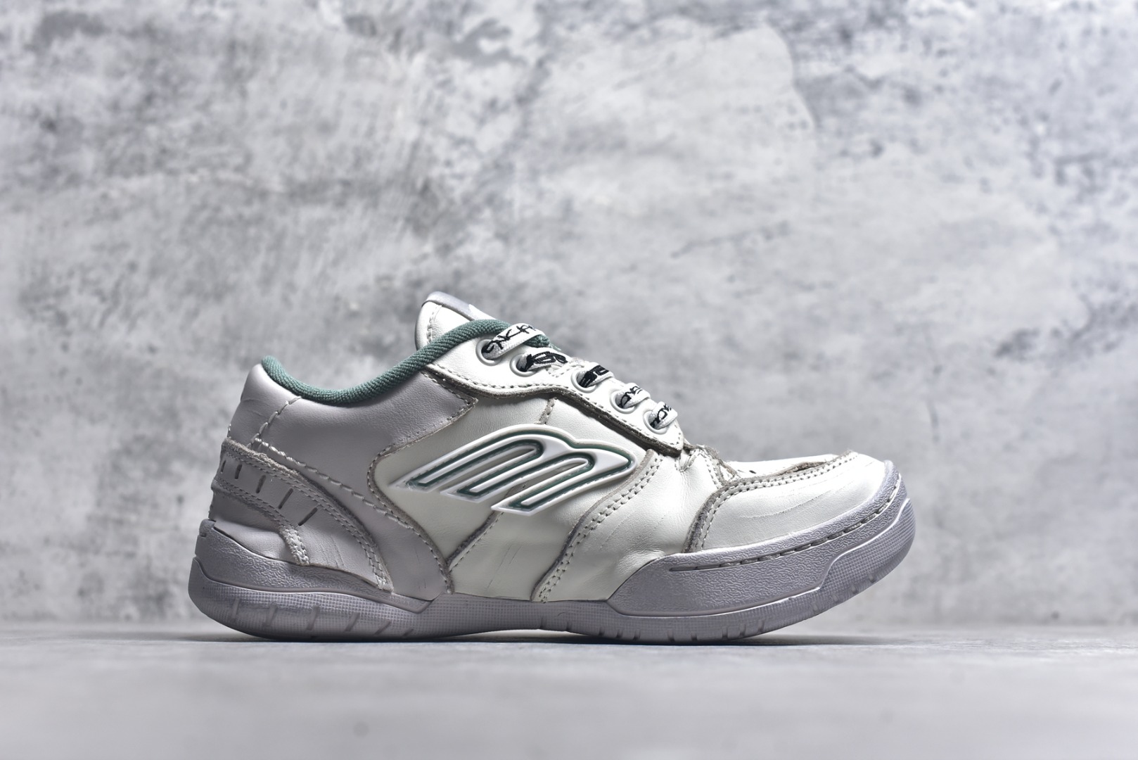 图片[3]-#Balenciaga巴黎世家18代 Hamptons Worn-Out 圆头系带舒适百搭低帮生活休闲鞋老爹鞋 全套原纸板楦头开发 最原汁原味的灵魂版型 原盒原配 正确字体电绣 男女鞋配件防尘袋及卡片全部采用原档案原楦数据开发采用环保纤维革组合网织布鞋面材质 货号：841763 WCURS 9930 尺码：35-46-选品中心