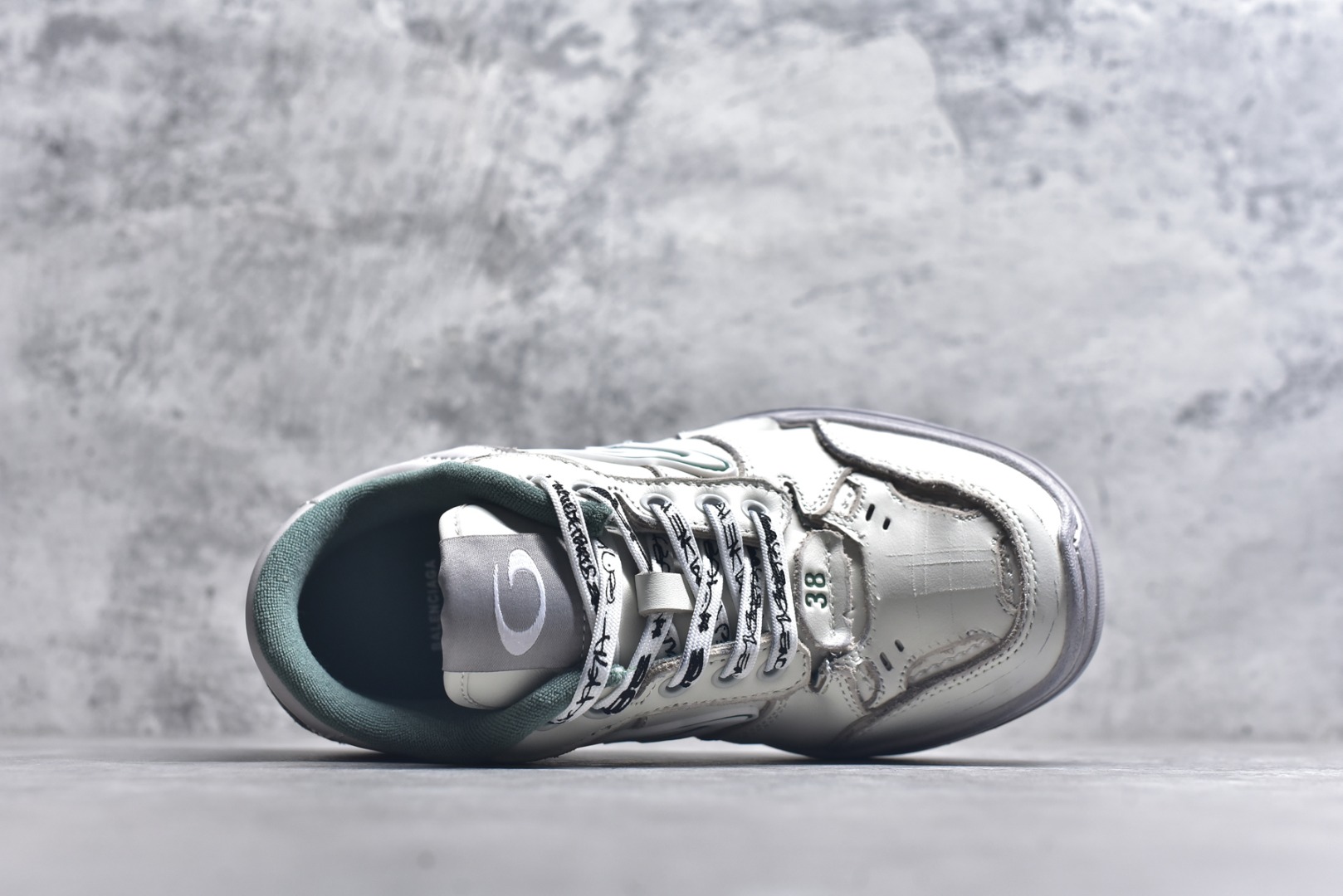 图片[4]-#Balenciaga巴黎世家18代 Hamptons Worn-Out 圆头系带舒适百搭低帮生活休闲鞋老爹鞋 全套原纸板楦头开发 最原汁原味的灵魂版型 原盒原配 正确字体电绣 男女鞋配件防尘袋及卡片全部采用原档案原楦数据开发采用环保纤维革组合网织布鞋面材质 货号：841763 WCURS 9930 尺码：35-46-选品中心