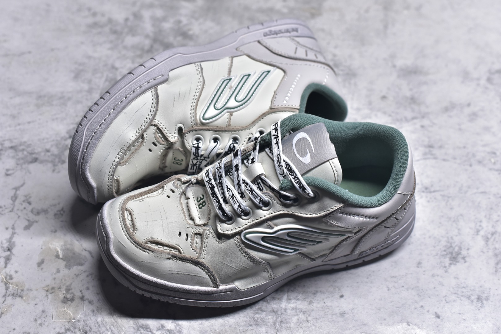 图片[7]-#Balenciaga巴黎世家18代 Hamptons Worn-Out 圆头系带舒适百搭低帮生活休闲鞋老爹鞋 全套原纸板楦头开发 最原汁原味的灵魂版型 原盒原配 正确字体电绣 男女鞋配件防尘袋及卡片全部采用原档案原楦数据开发采用环保纤维革组合网织布鞋面材质 货号：841763 WCURS 9930 尺码：35-46-选品中心