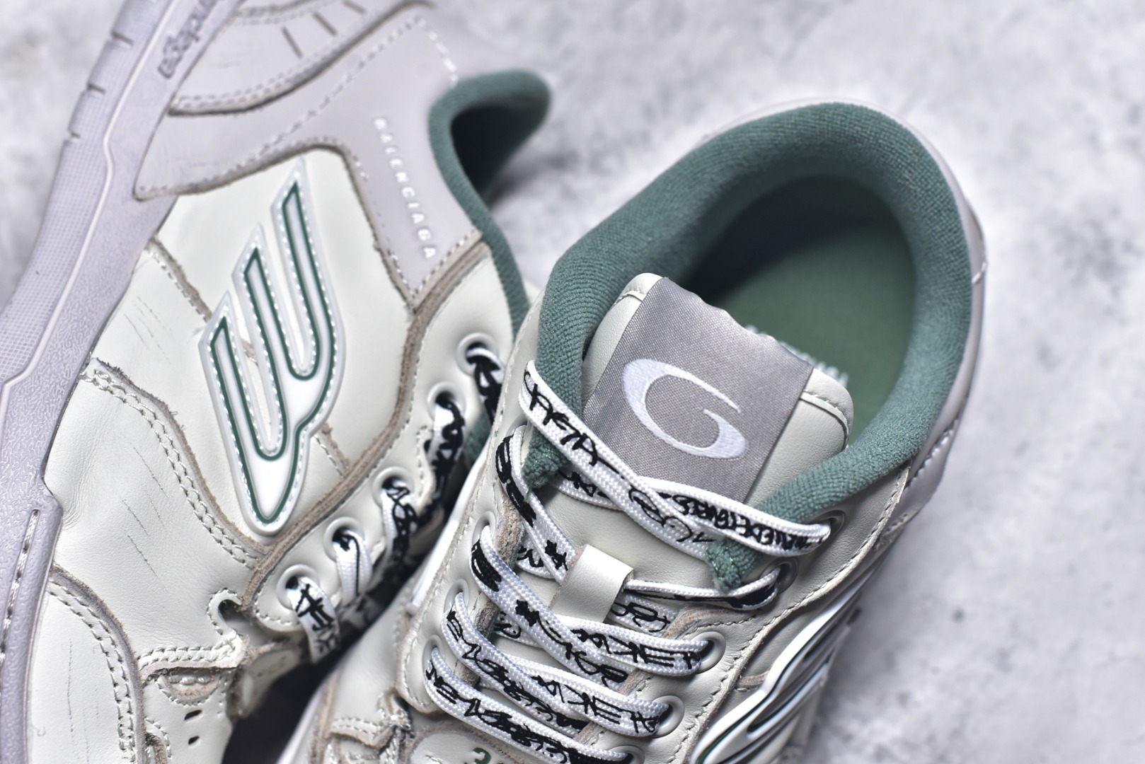 图片[9]-#Balenciaga巴黎世家18代 Hamptons Worn-Out 圆头系带舒适百搭低帮生活休闲鞋老爹鞋 全套原纸板楦头开发 最原汁原味的灵魂版型 原盒原配 正确字体电绣 男女鞋配件防尘袋及卡片全部采用原档案原楦数据开发采用环保纤维革组合网织布鞋面材质 货号：841763 WCURS 9930 尺码：35-46-选品中心