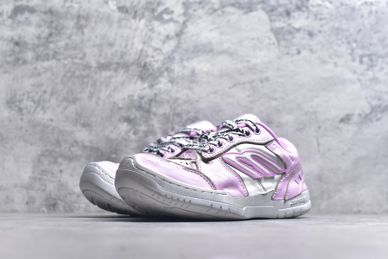 图片[2]-#Balenciaga巴黎世家18代 Hamptons Worn-Out 圆头系带舒适百搭低帮生活休闲鞋老爹鞋 全套原纸板楦头开发 最原汁原味的灵魂版型 原盒原配 正确字体电绣 男女鞋配件防尘袋及卡片全部采用原档案原楦数据开发采用环保纤维革组合网织布鞋面材质 货号：841763 WCURS 5090 尺码：35-46-选品中心