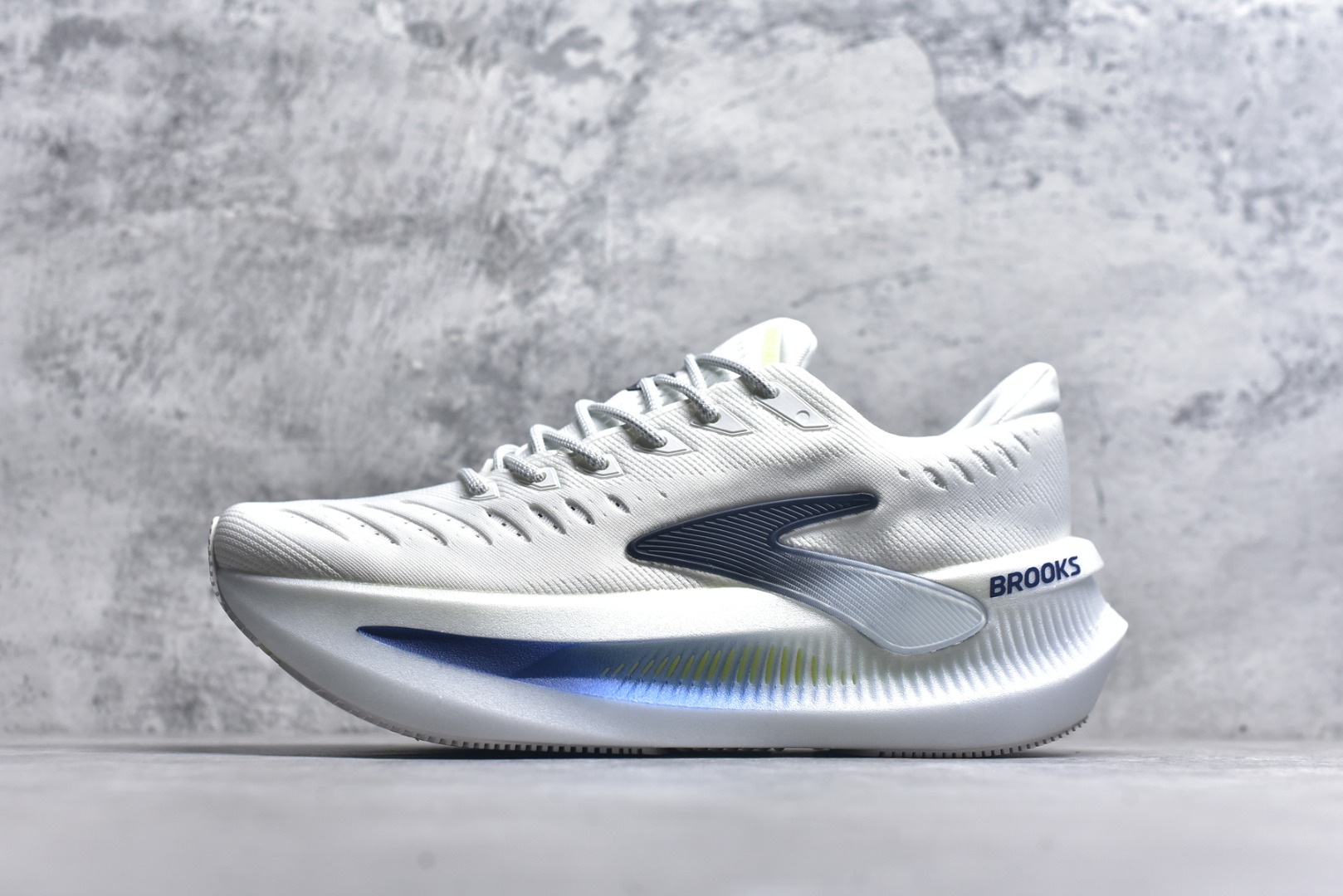 #Brooks布鲁克斯 Glycerin max 舒适简约防滑耐磨 低帮跑步鞋 实拍调校N版已经零色差零失真 百分百还原实物色彩所见即所得 不存在货不对板色差等低级问题 选购参考实物拍摄 不混卖不参货 只用心做好货严格选品 承诺混一赔十 尺码：36 36.5 37.5 38 38.5 39 40 40.5 41 42 42.5 43 44 44.5 45-选品中心