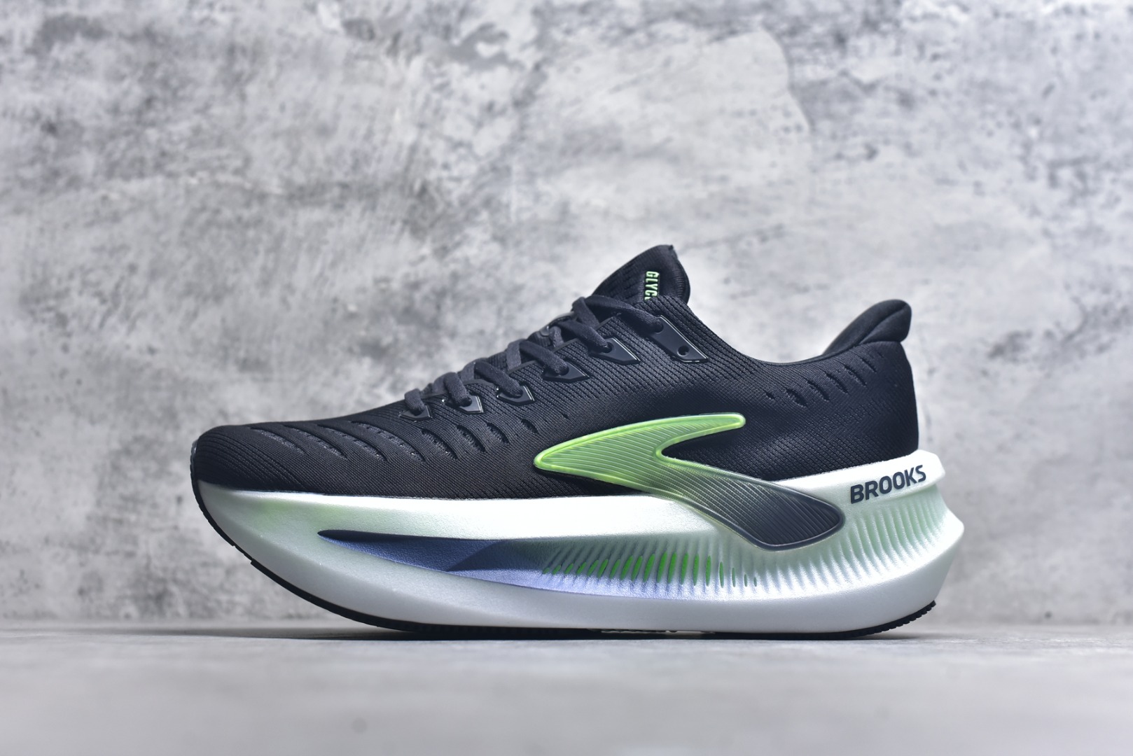 #Brooks布鲁克斯 Glycerin max 舒适简约防滑耐磨 低帮跑步鞋 实拍调校N版已经零色差零失真 百分百还原实物色彩所见即所得 不存在货不对板色差等低级问题 选购参考实物拍摄 不混卖不参货 只用心做好货严格选品 承诺混一赔十 尺码：36 36.5 37.5 38 38.5 39 40 40.5 41 42 42.5 43 44 44.5 45-选品中心