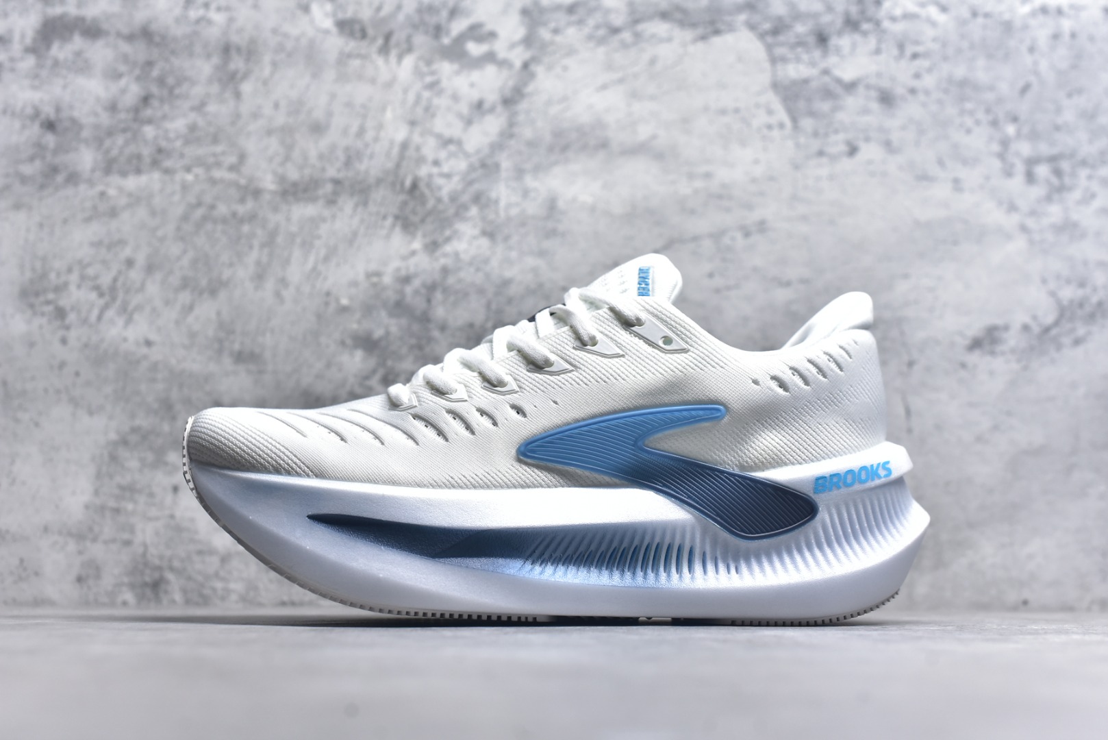 #Brooks布鲁克斯 Glycerin max 舒适简约防滑耐磨 低帮跑步鞋 实拍调校N版已经零色差零失真 百分百还原实物色彩所见即所得 不存在货不对板色差等低级问题 选购参考实物拍摄 不混卖不参货 只用心做好货严格选品 承诺混一赔十 尺码：36 36.5 37.5 38 38.5 39 40 40.5 41 42 42.5 43 44 44.5 45-选品中心