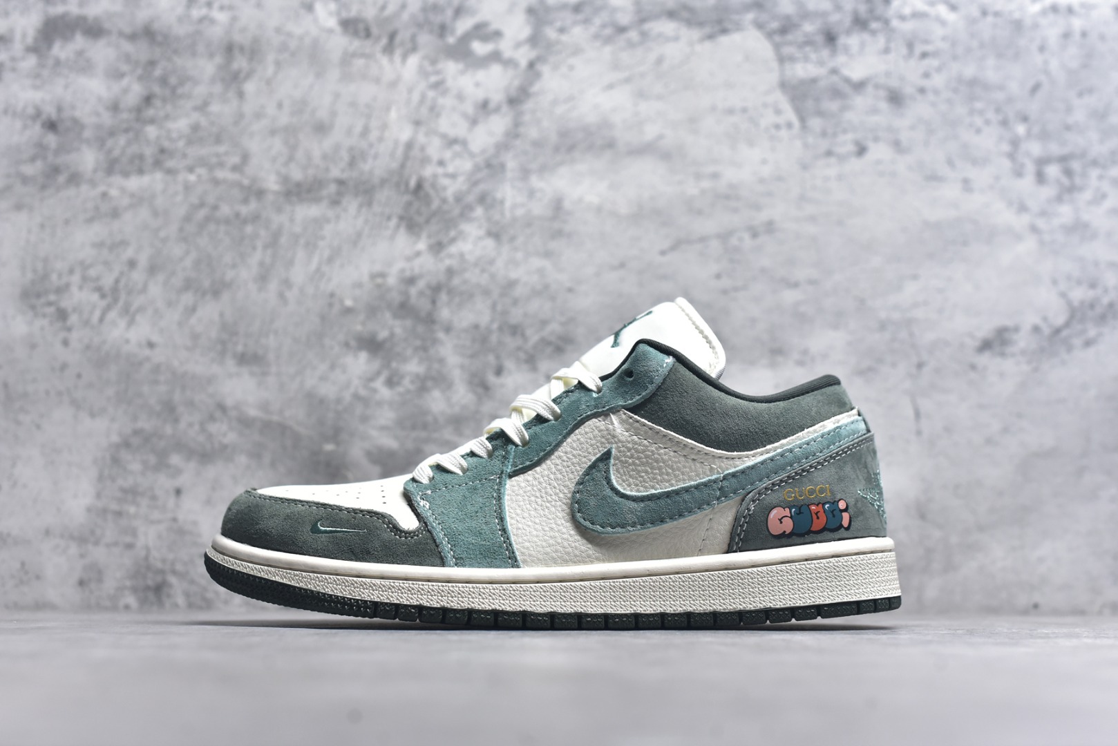 #海外爆款限量发售！Nike Jordan Air Jordan 1“古驰联名——浅绿翻毛勾” 高端定制 低帮 复古 减震 防滑 耐磨 篮球鞋 定制鞋盒 大厂纯原品质出货 超高清洁度 皮料切割干净无任何毛边 细节完美 货号：QG2025-001 尺码：36 36.5 37.5 38 38.5 39 40 40.5 41 42 42.5 43 44 44.5 45-选品中心