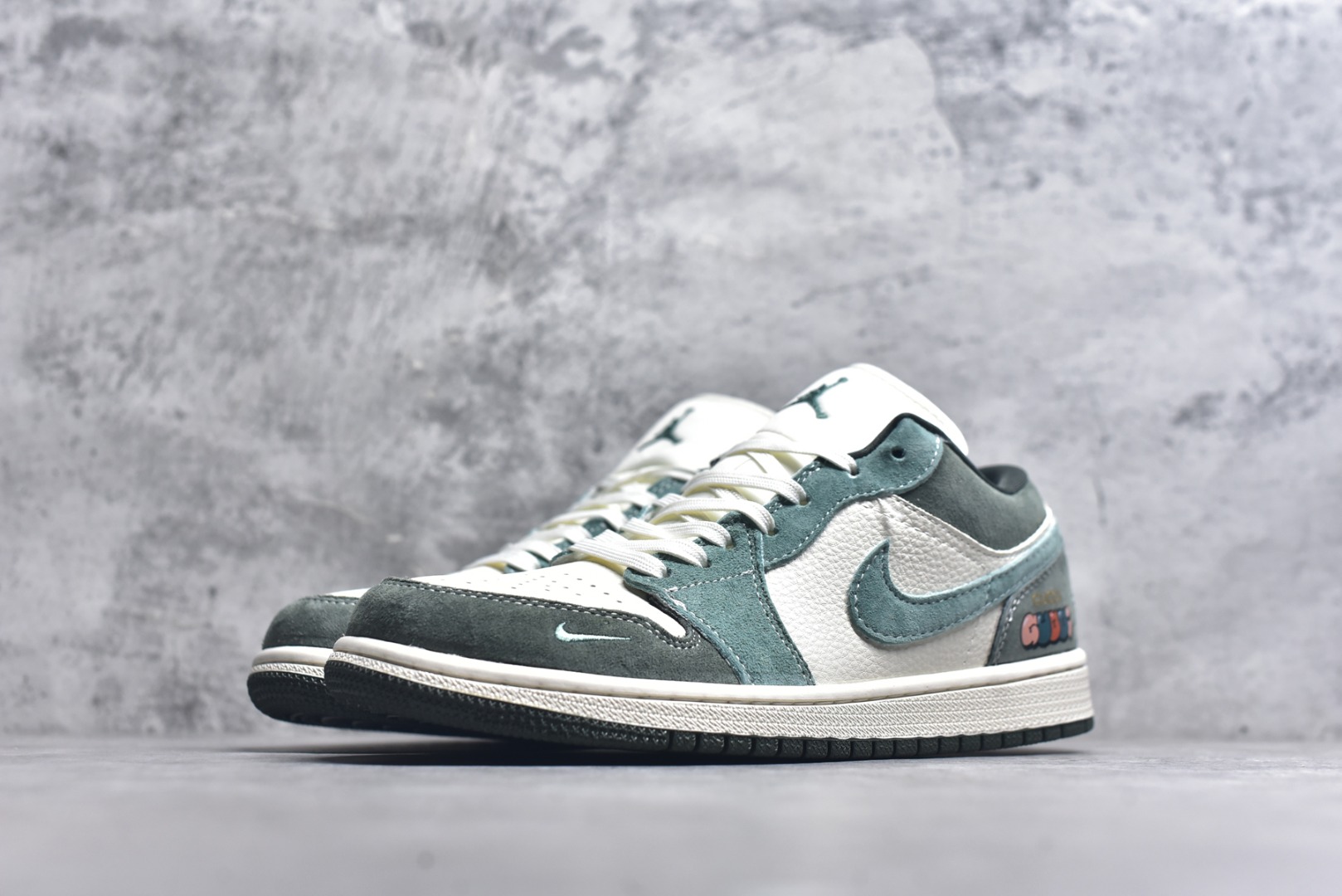 图片[2]-#海外爆款限量发售！Nike Jordan Air Jordan 1“古驰联名——浅绿翻毛勾” 高端定制 低帮 复古 减震 防滑 耐磨 篮球鞋 定制鞋盒 大厂纯原品质出货 超高清洁度 皮料切割干净无任何毛边 细节完美 货号：QG2025-001 尺码：36 36.5 37.5 38 38.5 39 40 40.5 41 42 42.5 43 44 44.5 45-选品中心