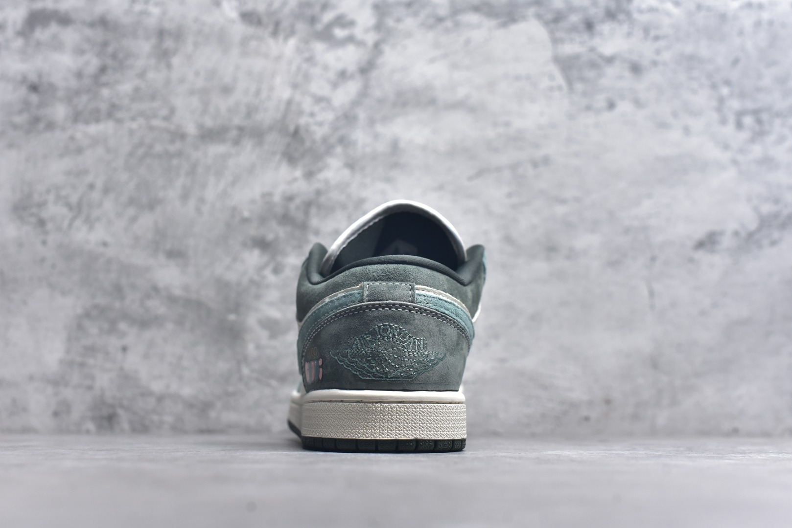 图片[5]-#海外爆款限量发售！Nike Jordan Air Jordan 1“古驰联名——浅绿翻毛勾” 高端定制 低帮 复古 减震 防滑 耐磨 篮球鞋 定制鞋盒 大厂纯原品质出货 超高清洁度 皮料切割干净无任何毛边 细节完美 货号：QG2025-001 尺码：36 36.5 37.5 38 38.5 39 40 40.5 41 42 42.5 43 44 44.5 45-选品中心