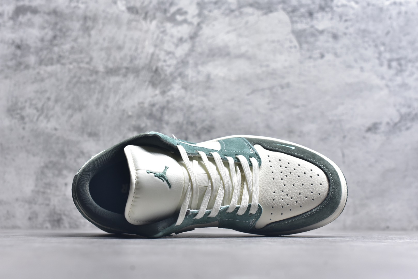 图片[4]-#海外爆款限量发售！Nike Jordan Air Jordan 1“古驰联名——浅绿翻毛勾” 高端定制 低帮 复古 减震 防滑 耐磨 篮球鞋 定制鞋盒 大厂纯原品质出货 超高清洁度 皮料切割干净无任何毛边 细节完美 货号：QG2025-001 尺码：36 36.5 37.5 38 38.5 39 40 40.5 41 42 42.5 43 44 44.5 45-选品中心