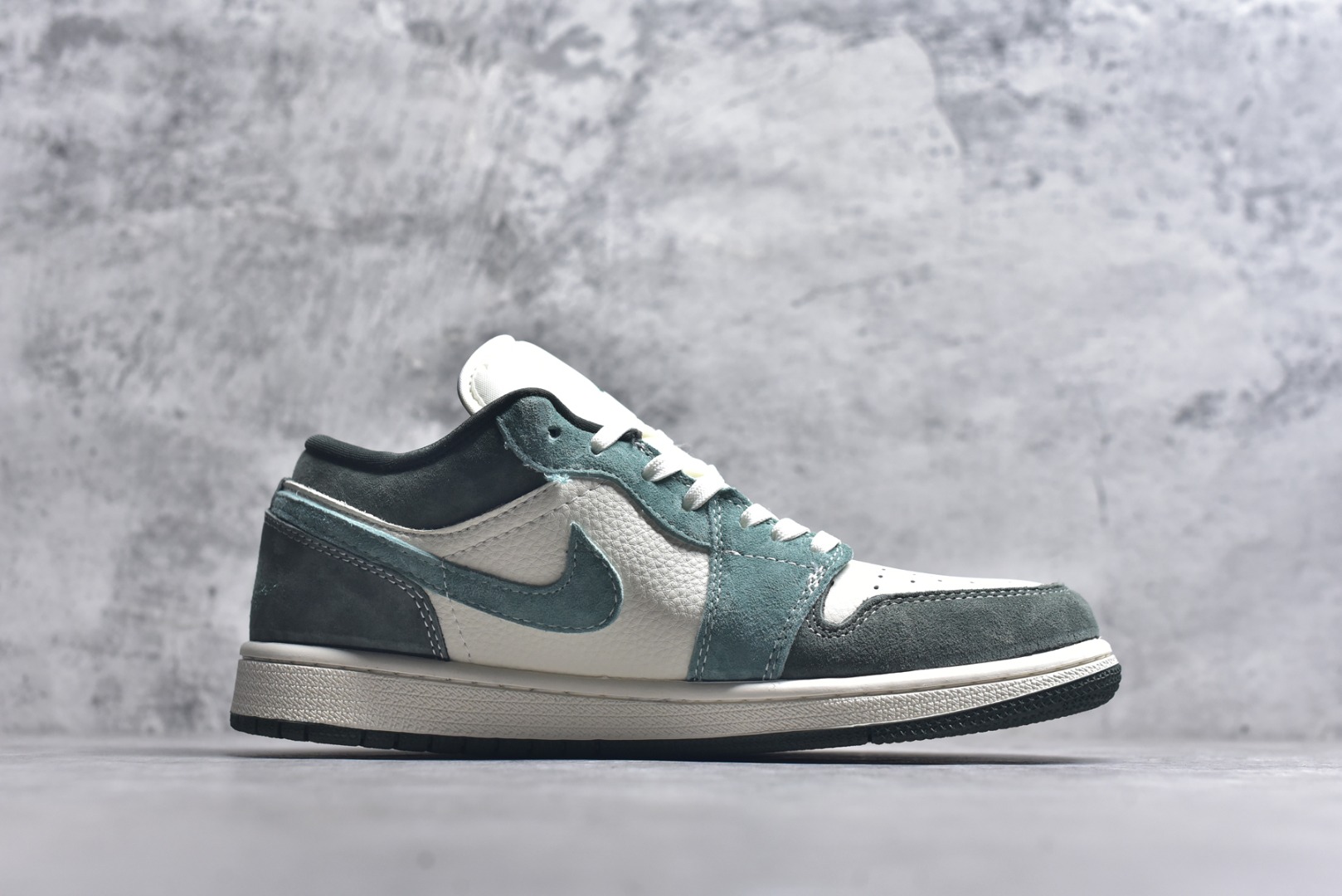 图片[3]-#海外爆款限量发售！Nike Jordan Air Jordan 1“古驰联名——浅绿翻毛勾” 高端定制 低帮 复古 减震 防滑 耐磨 篮球鞋 定制鞋盒 大厂纯原品质出货 超高清洁度 皮料切割干净无任何毛边 细节完美 货号：QG2025-001 尺码：36 36.5 37.5 38 38.5 39 40 40.5 41 42 42.5 43 44 44.5 45-选品中心