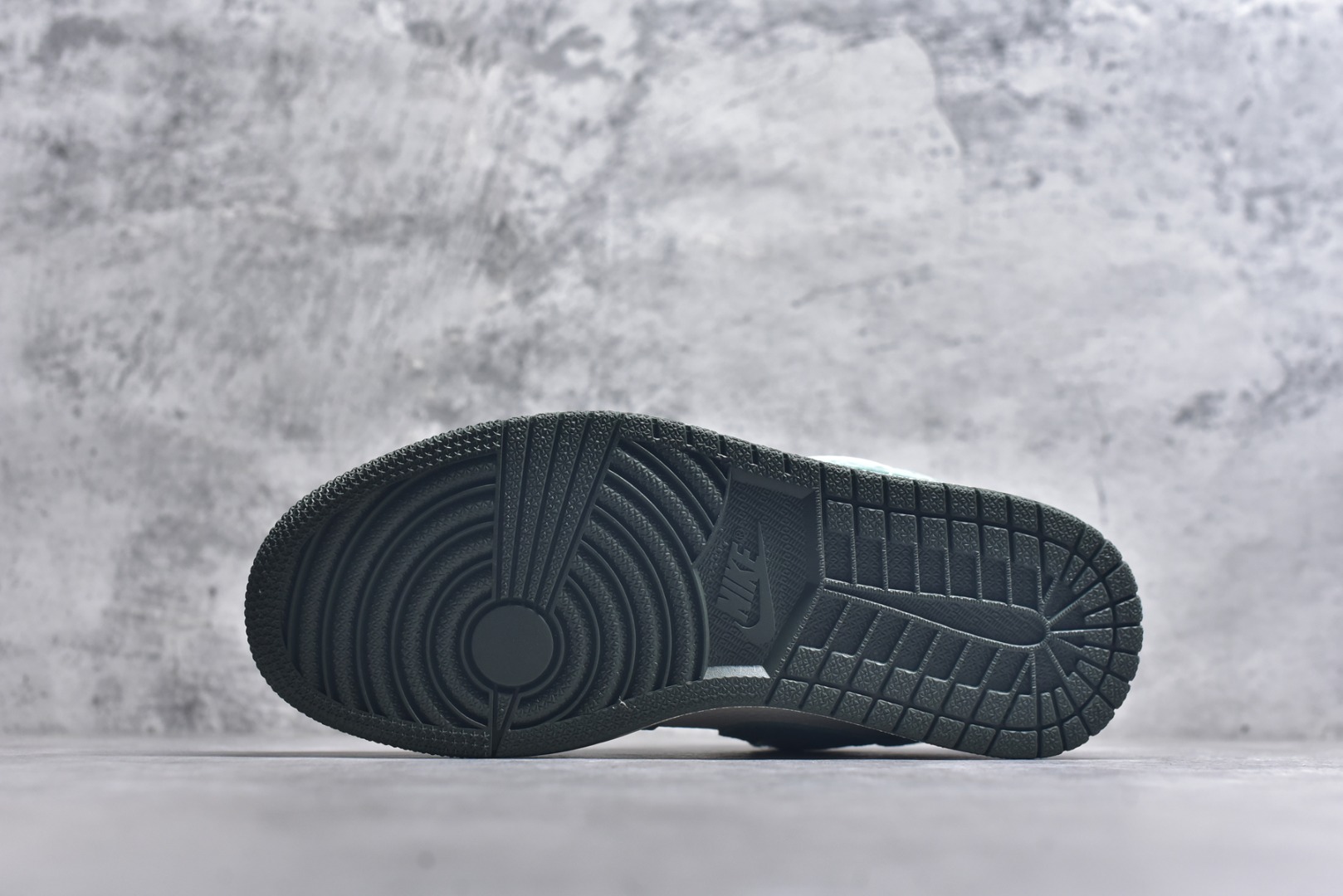 图片[6]-#海外爆款限量发售！Nike Jordan Air Jordan 1“古驰联名——浅绿翻毛勾” 高端定制 低帮 复古 减震 防滑 耐磨 篮球鞋 定制鞋盒 大厂纯原品质出货 超高清洁度 皮料切割干净无任何毛边 细节完美 货号：QG2025-001 尺码：36 36.5 37.5 38 38.5 39 40 40.5 41 42 42.5 43 44 44.5 45-选品中心