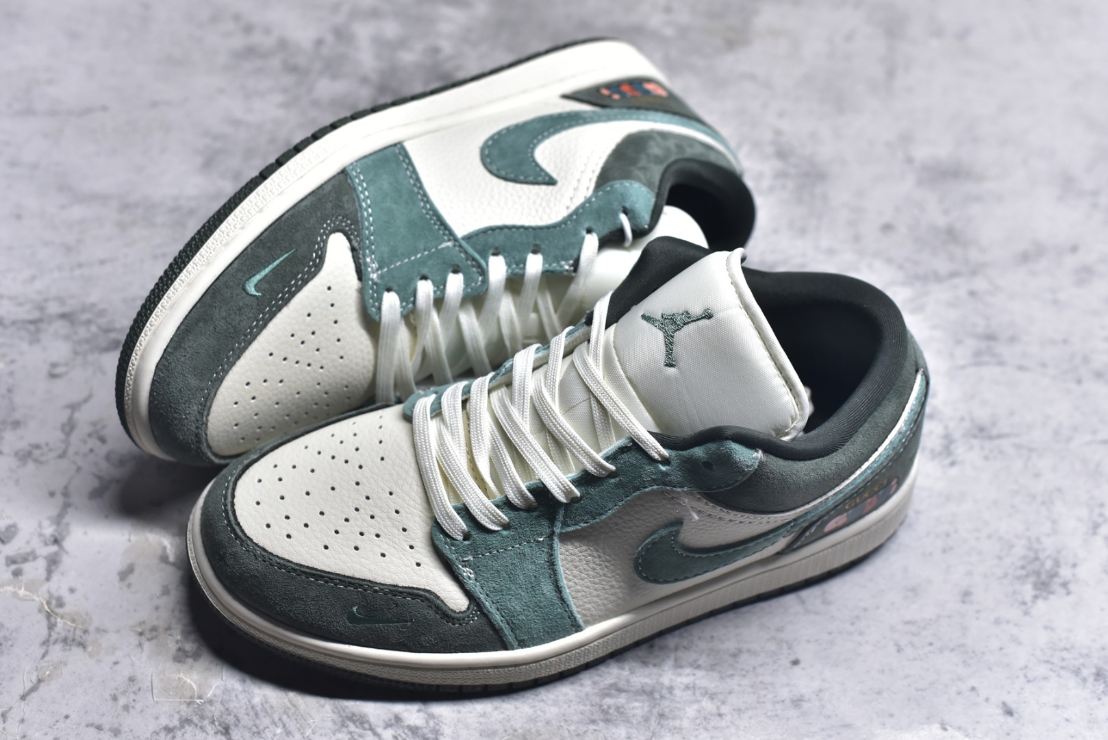 图片[7]-#海外爆款限量发售！Nike Jordan Air Jordan 1“古驰联名——浅绿翻毛勾” 高端定制 低帮 复古 减震 防滑 耐磨 篮球鞋 定制鞋盒 大厂纯原品质出货 超高清洁度 皮料切割干净无任何毛边 细节完美 货号：QG2025-001 尺码：36 36.5 37.5 38 38.5 39 40 40.5 41 42 42.5 43 44 44.5 45-选品中心