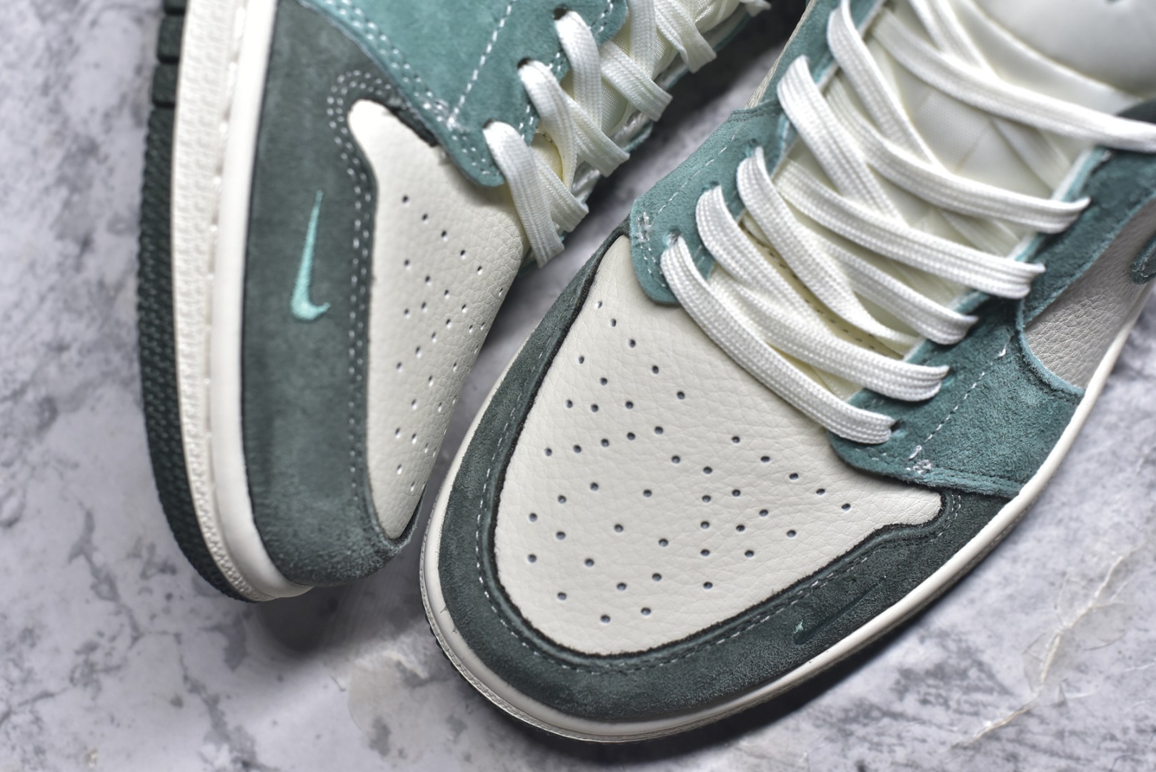 图片[8]-#海外爆款限量发售！Nike Jordan Air Jordan 1“古驰联名——浅绿翻毛勾” 高端定制 低帮 复古 减震 防滑 耐磨 篮球鞋 定制鞋盒 大厂纯原品质出货 超高清洁度 皮料切割干净无任何毛边 细节完美 货号：QG2025-001 尺码：36 36.5 37.5 38 38.5 39 40 40.5 41 42 42.5 43 44 44.5 45-选品中心