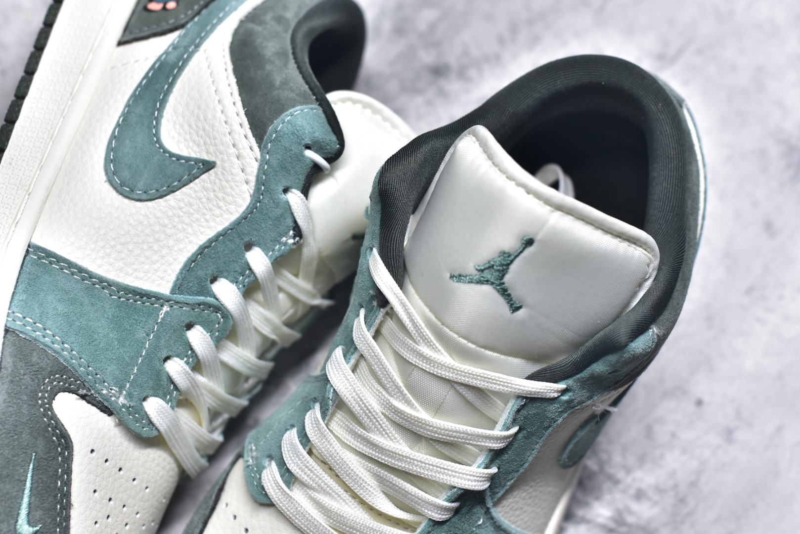 图片[9]-#海外爆款限量发售！Nike Jordan Air Jordan 1“古驰联名——浅绿翻毛勾” 高端定制 低帮 复古 减震 防滑 耐磨 篮球鞋 定制鞋盒 大厂纯原品质出货 超高清洁度 皮料切割干净无任何毛边 细节完美 货号：QG2025-001 尺码：36 36.5 37.5 38 38.5 39 40 40.5 41 42 42.5 43 44 44.5 45-选品中心