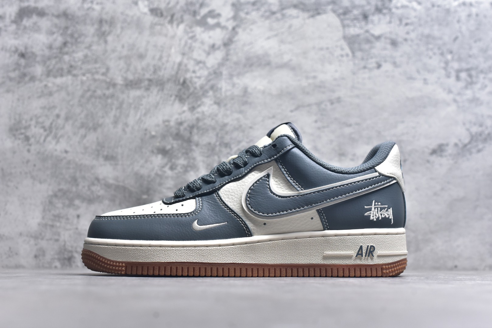 #Nk Air Force 1\'07 Low 斯图西联名-灰白生胶 空军一号低帮休闲板鞋 XZ9688-101 #原楦头原纸板 原装鞋盒 定制五金配件 内置全掌气垫 原厂鞋底 尺码：36 36.5 37.5 38 38.5 39 40 40.5 41 42 42.5 43 44 44.5 45 9.D4-选品中心