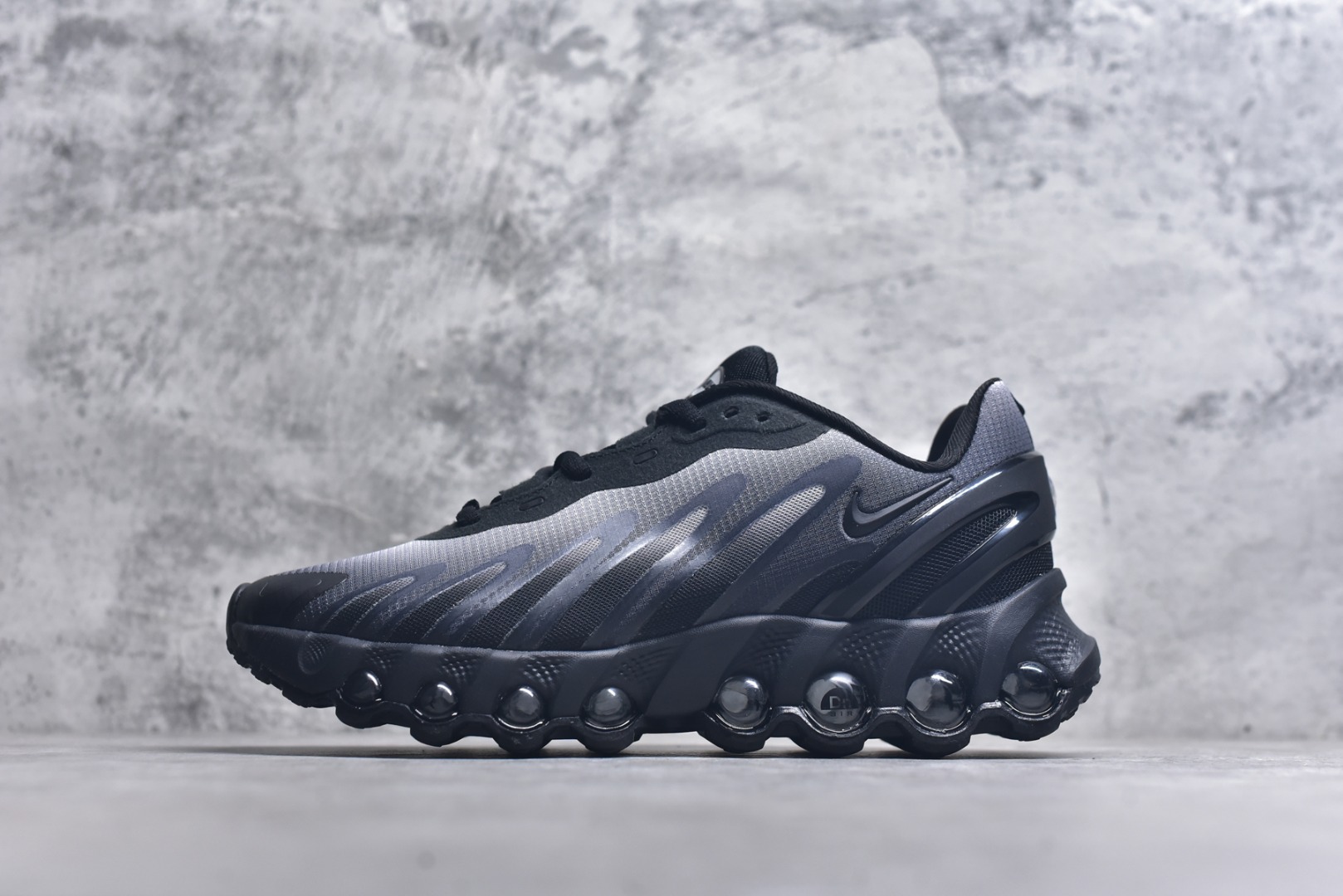 #Nk Air Max Dn8 耐克运动舒适减震气垫跑步鞋 #鞋款旨在透过 Dynamic Air 技术提升全天穿着体验，当中首次采用了全掌 Dynamic Air 系统，内置两组 Air 气垫，并透过八条互相连通的气管形成持续的气压循环，让每一步都更具弹性与灵活度。 货号：IB8869-200 尺码：36-45-选品中心