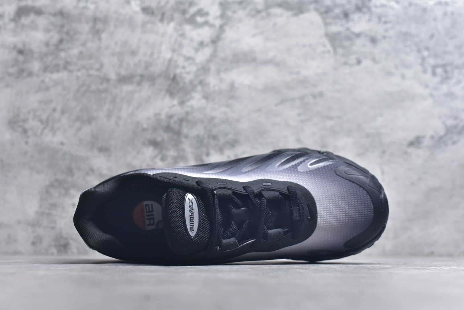 图片[4]-#Nk Air Max Dn8 耐克运动舒适减震气垫跑步鞋 #鞋款旨在透过 Dynamic Air 技术提升全天穿着体验，当中首次采用了全掌 Dynamic Air 系统，内置两组 Air 气垫，并透过八条互相连通的气管形成持续的气压循环，让每一步都更具弹性与灵活度。 货号：IB8869-200 尺码：36-45-选品中心