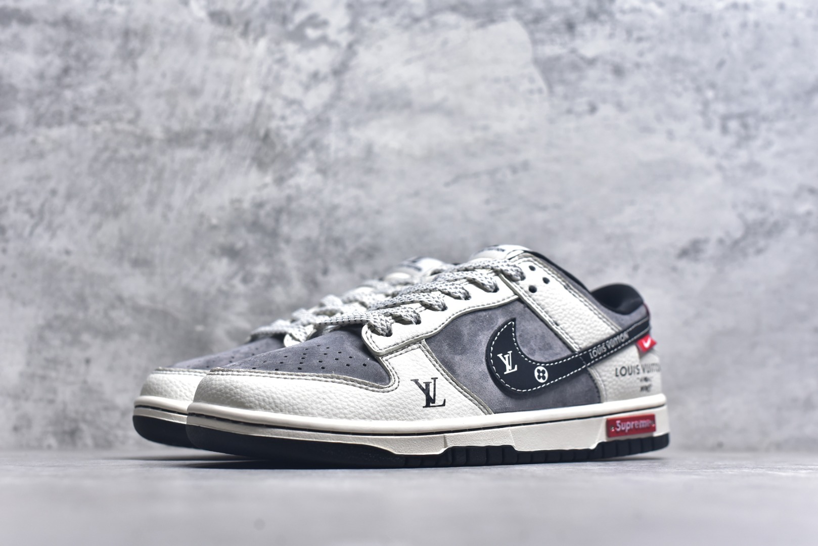 图片[2]-#海外爆款限量发售！Nike SB Dunk Low“LV联名——金属灰猪八” 周年高端定制 低帮休闲板鞋 定制鞋盒 大厂纯原品质出货 超高清洁度 皮料切割干净无任何毛边 细节完美 货号：CX5050-Y17 尺码：36 36.5 37.5 38 38.5 39 40 40.5 41 42 42.5 43 44 44.5 45-选品中心